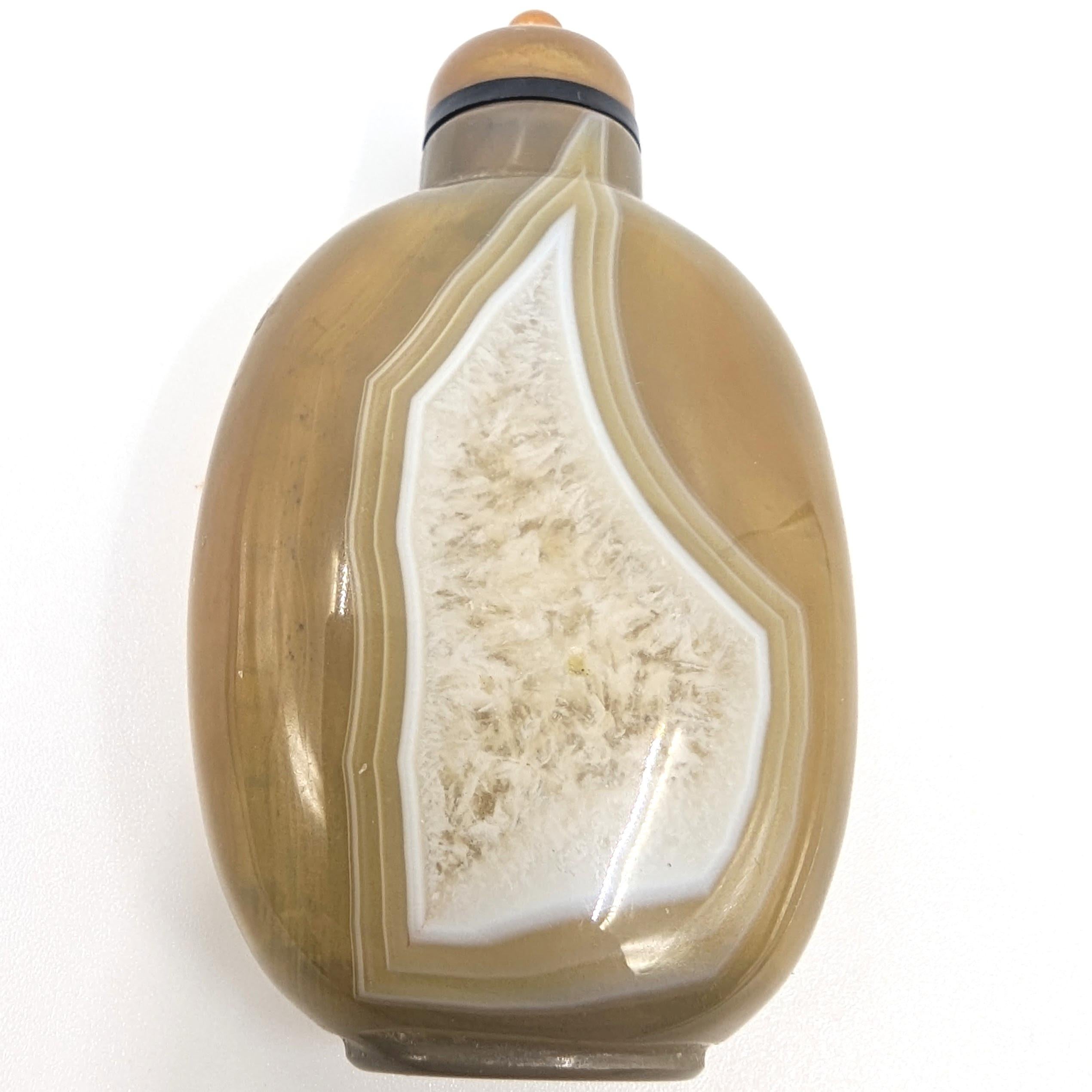 Antike chinesische Schnupftabakflasche aus Chalcedon mit Bändern aus der Qing-Dynastie, 19. Jahrhundert im Angebot 3