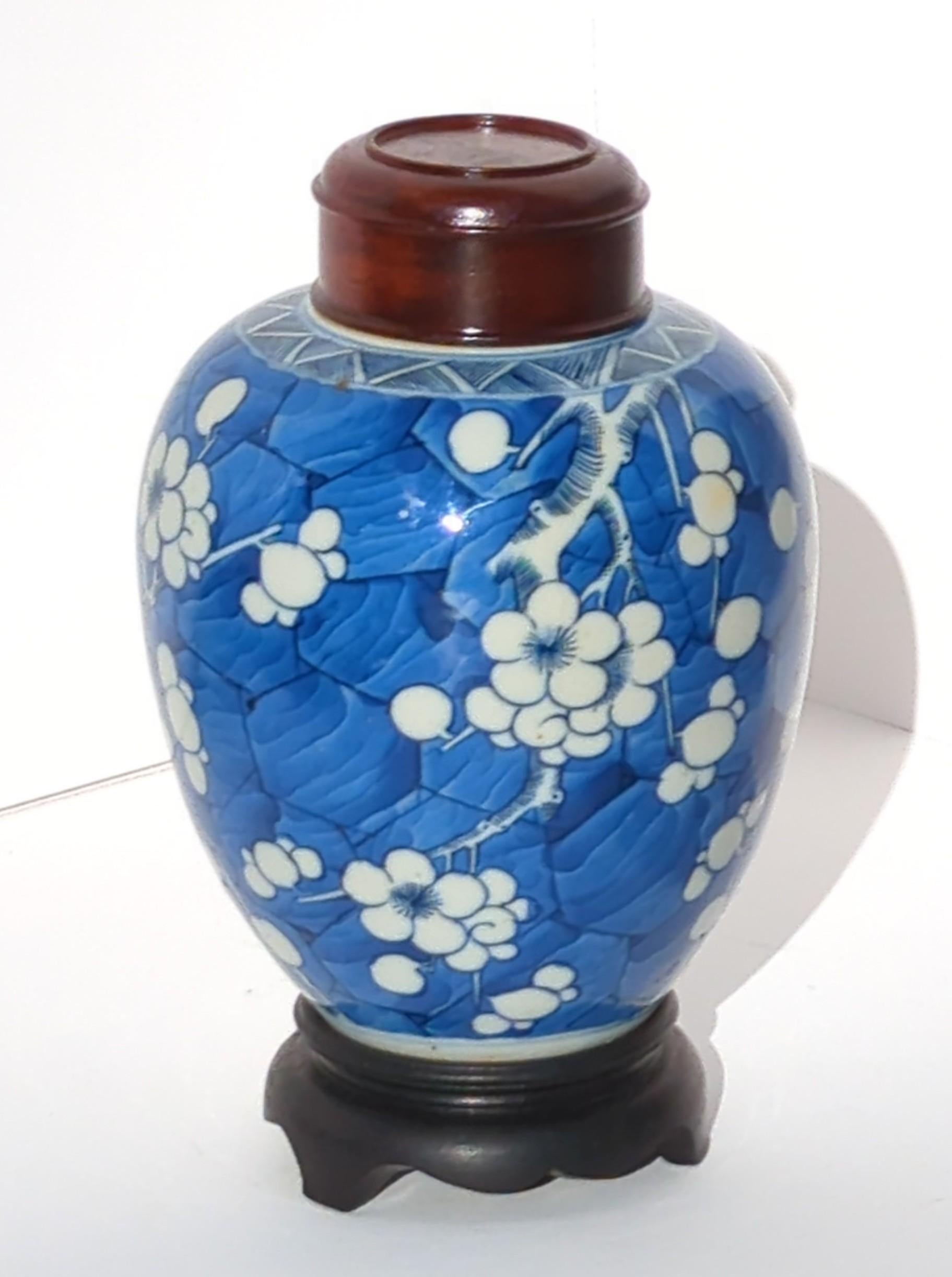 Antique Chinese Porcelain Blue White Hawthorn Prunus Ginger Jar Qing Kangxi 18c  In Good Condition For Sale In Richmond, CA