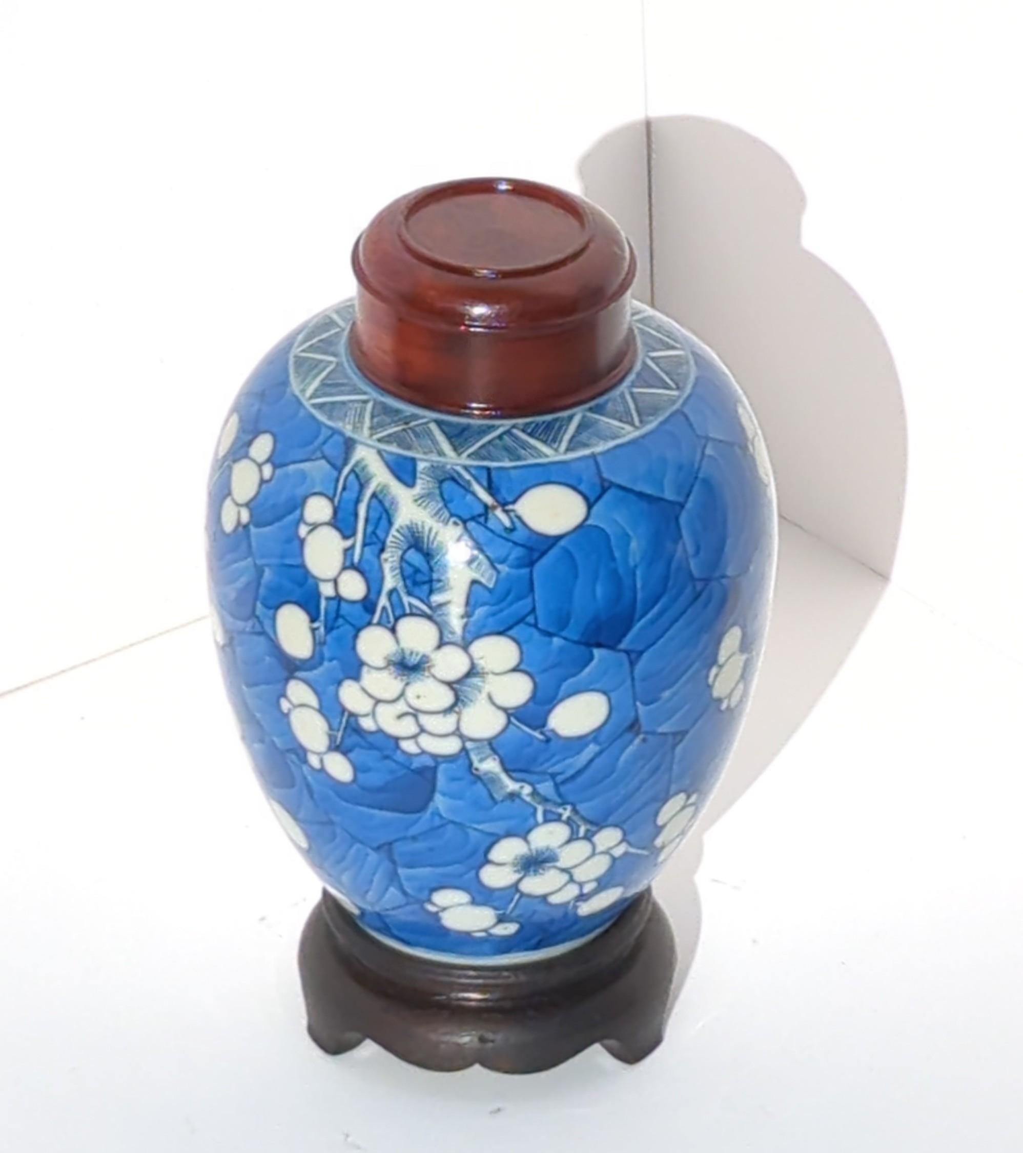 XVIIIe siècle Ancienne jarre à gingembre d'aubépine bleue et blanche de Qing Kangxi, 18 carats  en vente
