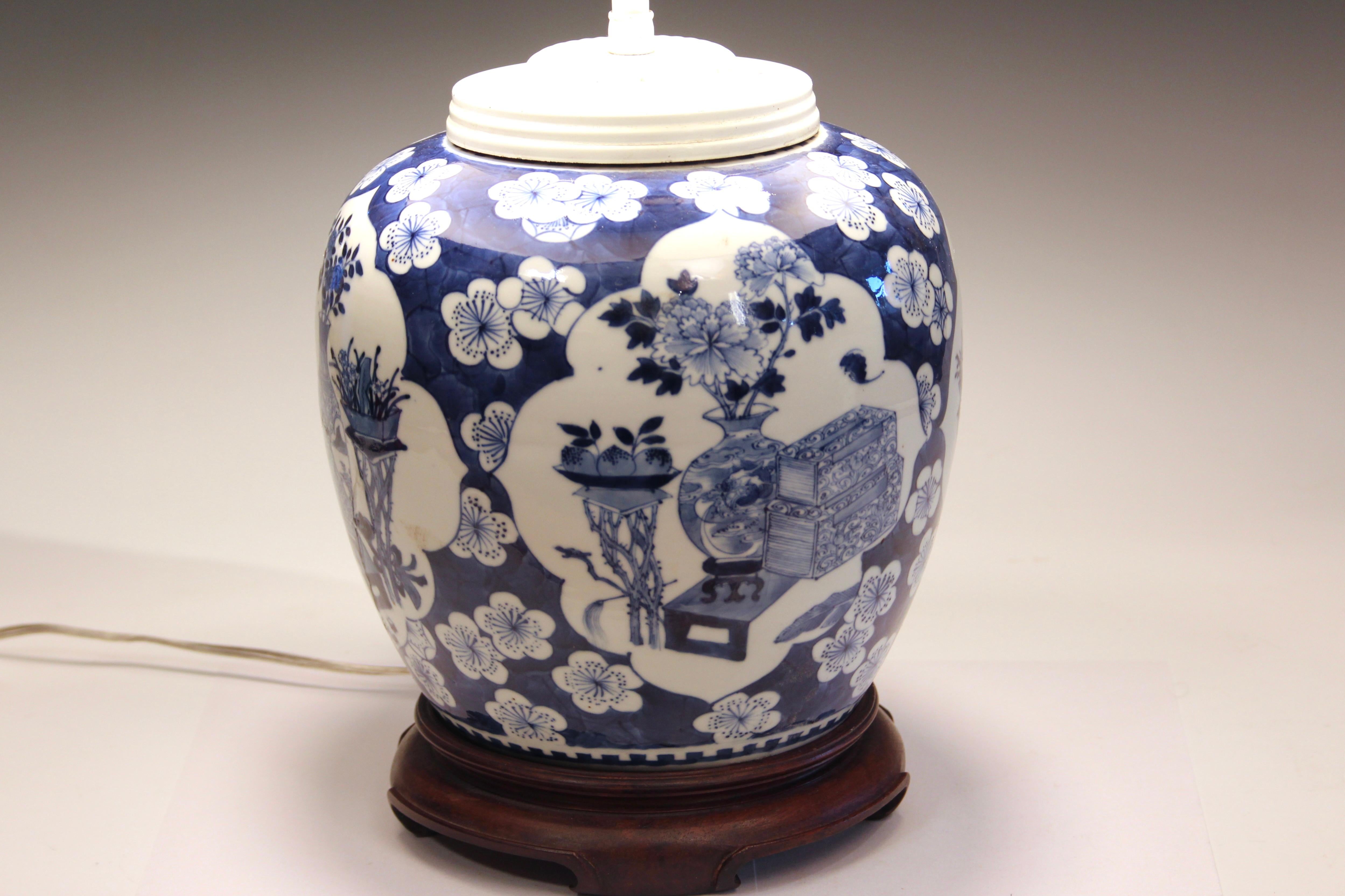Antigua lámpara de jengibre de porcelana china con paneles de tranquilas escenas domésticas en medio de un fondo con motivos de Hawthorne. Gran color y bonitos detalles. Alrededor del siglo XVIII/XIX. Pantalla no incluida. Excelente estado de