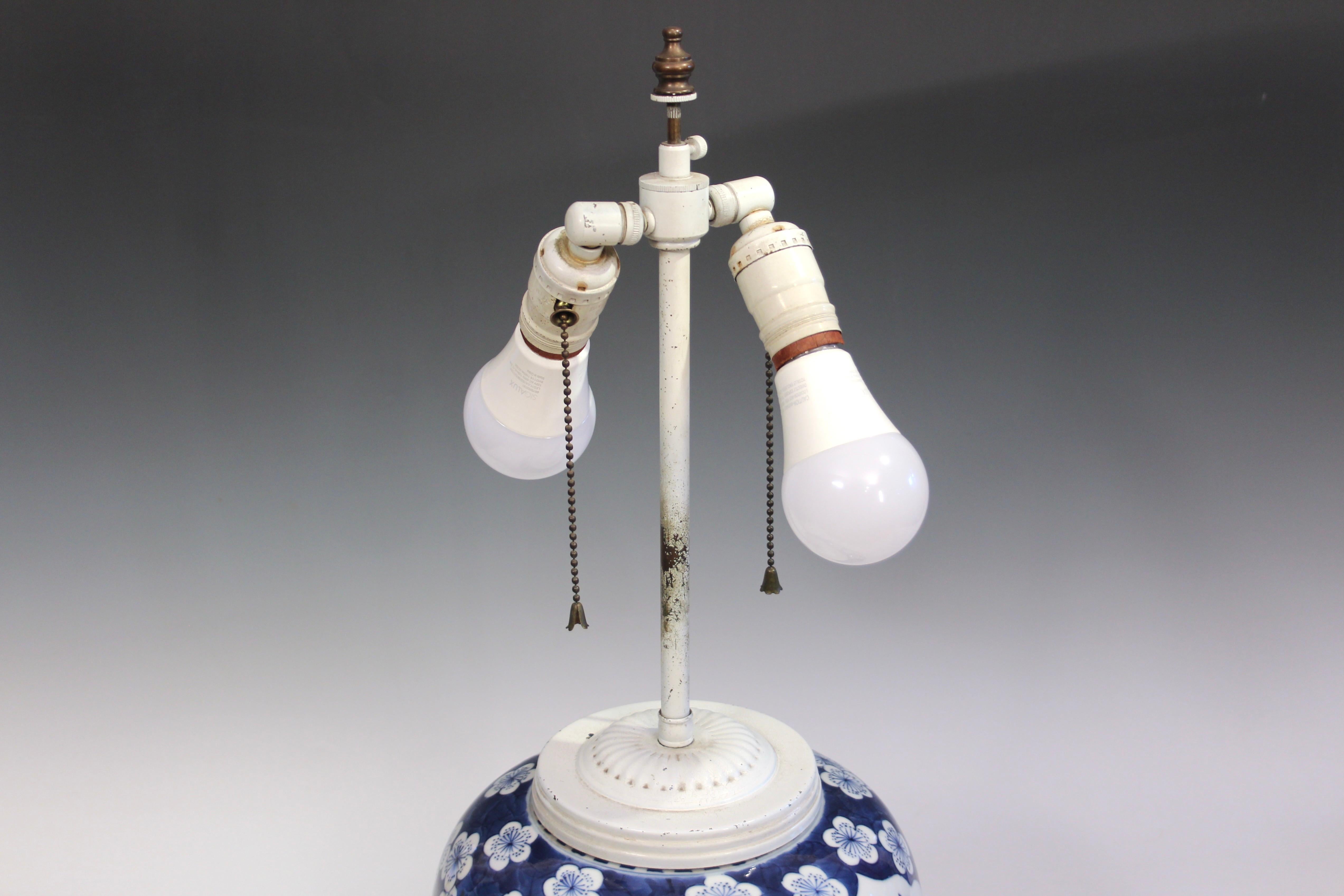 Antigua lámpara de porcelana china azul y blanca Hawthorne Ginger Jar 18th/19th Cen Chino en venta
