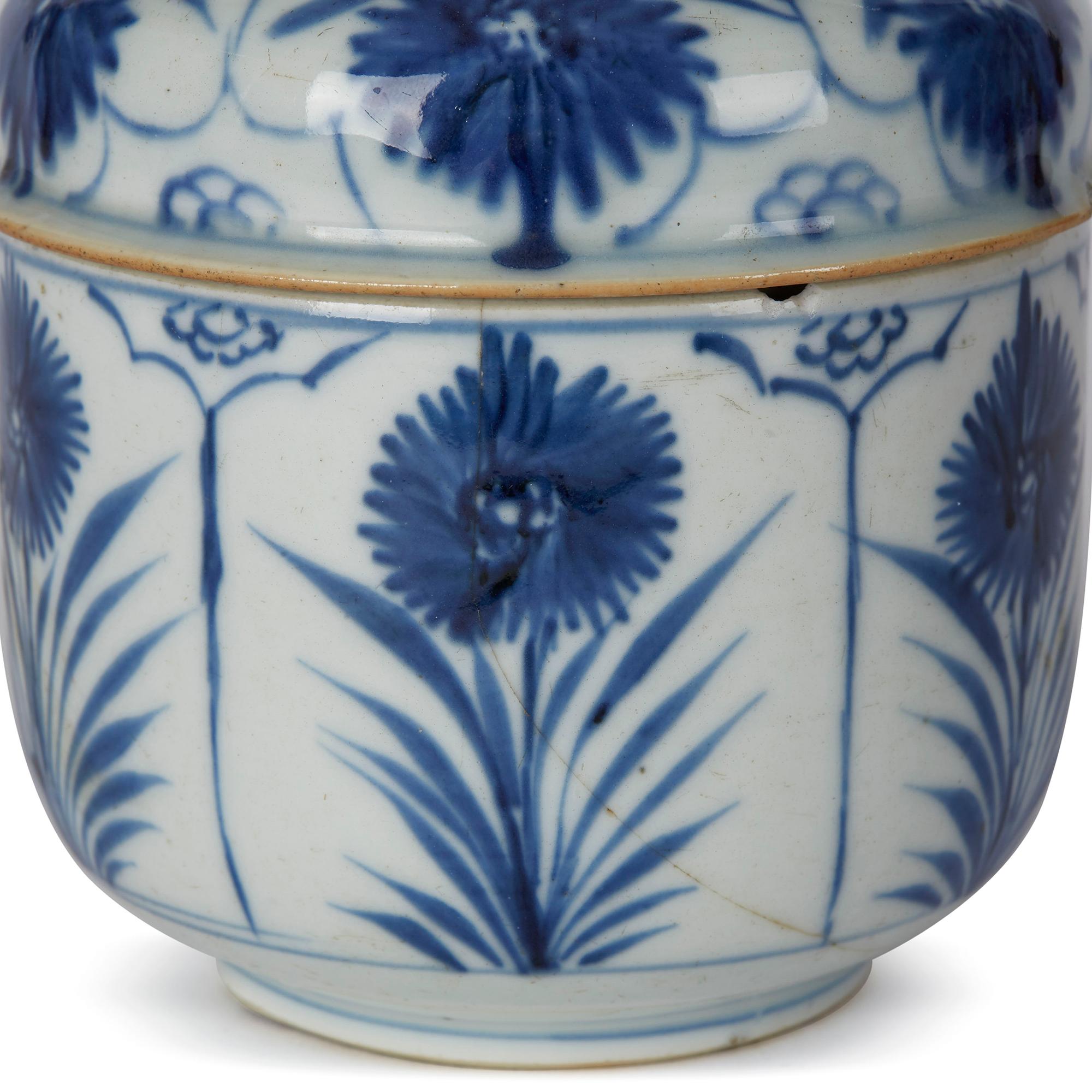 18th Century and Earlier Antique Chinese Porcelain Blue & White Lidded Pot, 18th Century