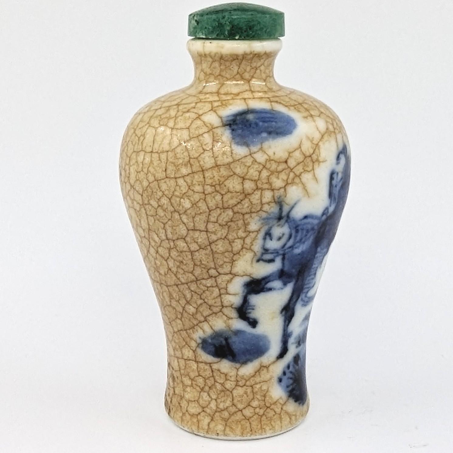 Antike chinesische Meiping-Schnupftabakflasche aus Porzellan mit blauer und weißer Craquelé-Glasur, 19c Qing im Zustand „Gut“ im Angebot in Richmond, CA