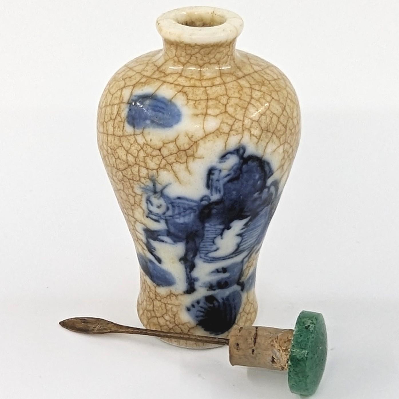 Antike chinesische Meiping-Schnupftabakflasche aus Porzellan mit blauer und weißer Craquelé-Glasur, 19c Qing für Damen oder Herren im Angebot