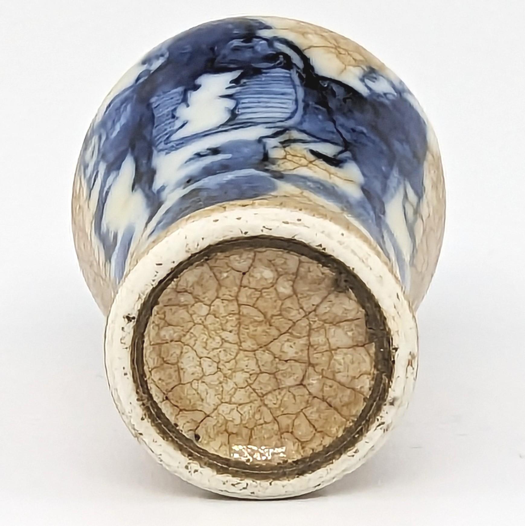 Antike chinesische Meiping-Schnupftabakflasche aus Porzellan mit blauer und weißer Craquelé-Glasur, 19c Qing im Angebot 3