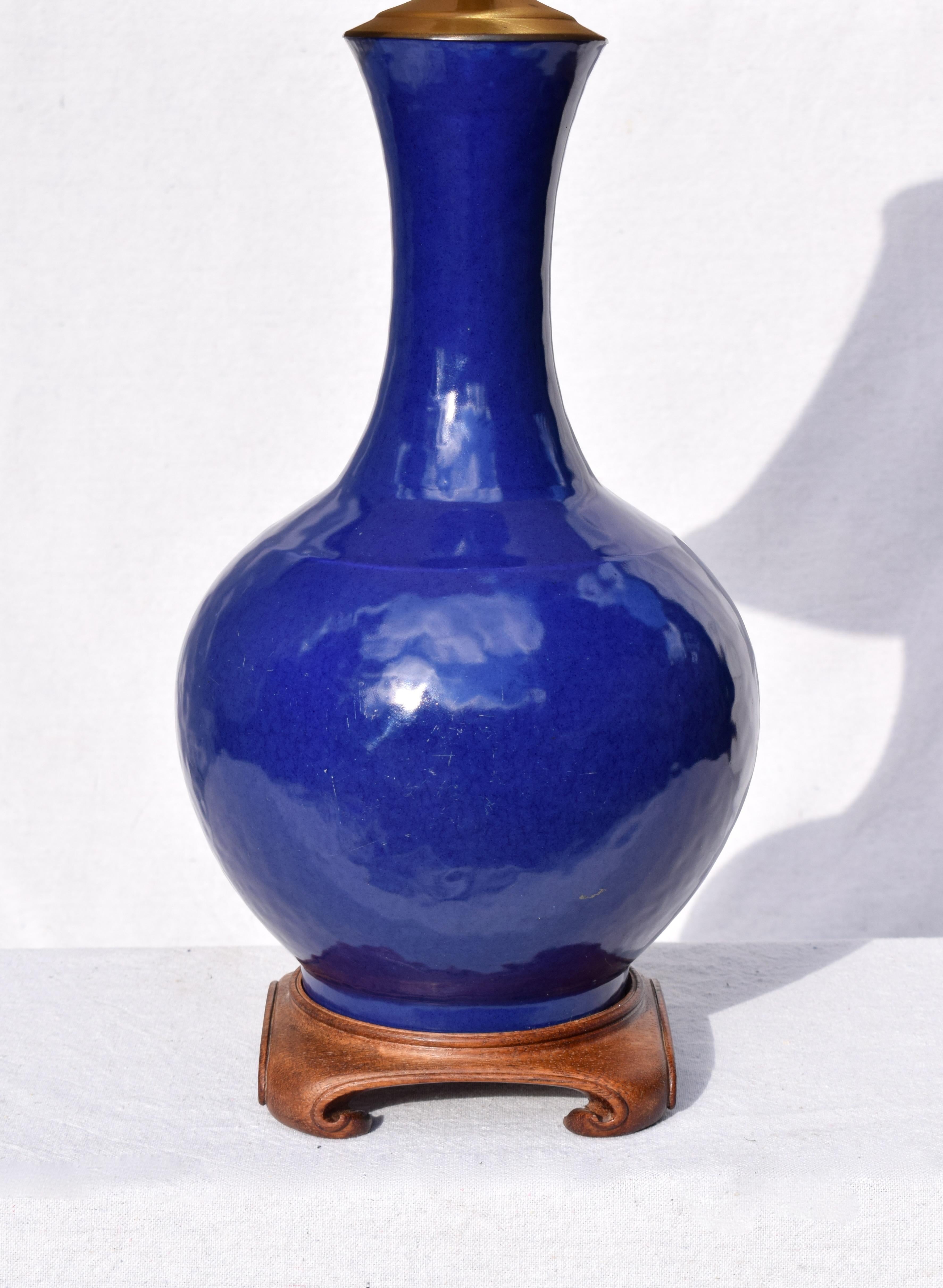 Lampe de table ancienne en porcelaine chinoise de couleur bleu cobalt en forme de bouteille avec un bec évasé et une glaçure épaisse avec une gamme agréable de profondeur de couleur. Excellent état. L'affichage est magnifique. Mesure 21,5