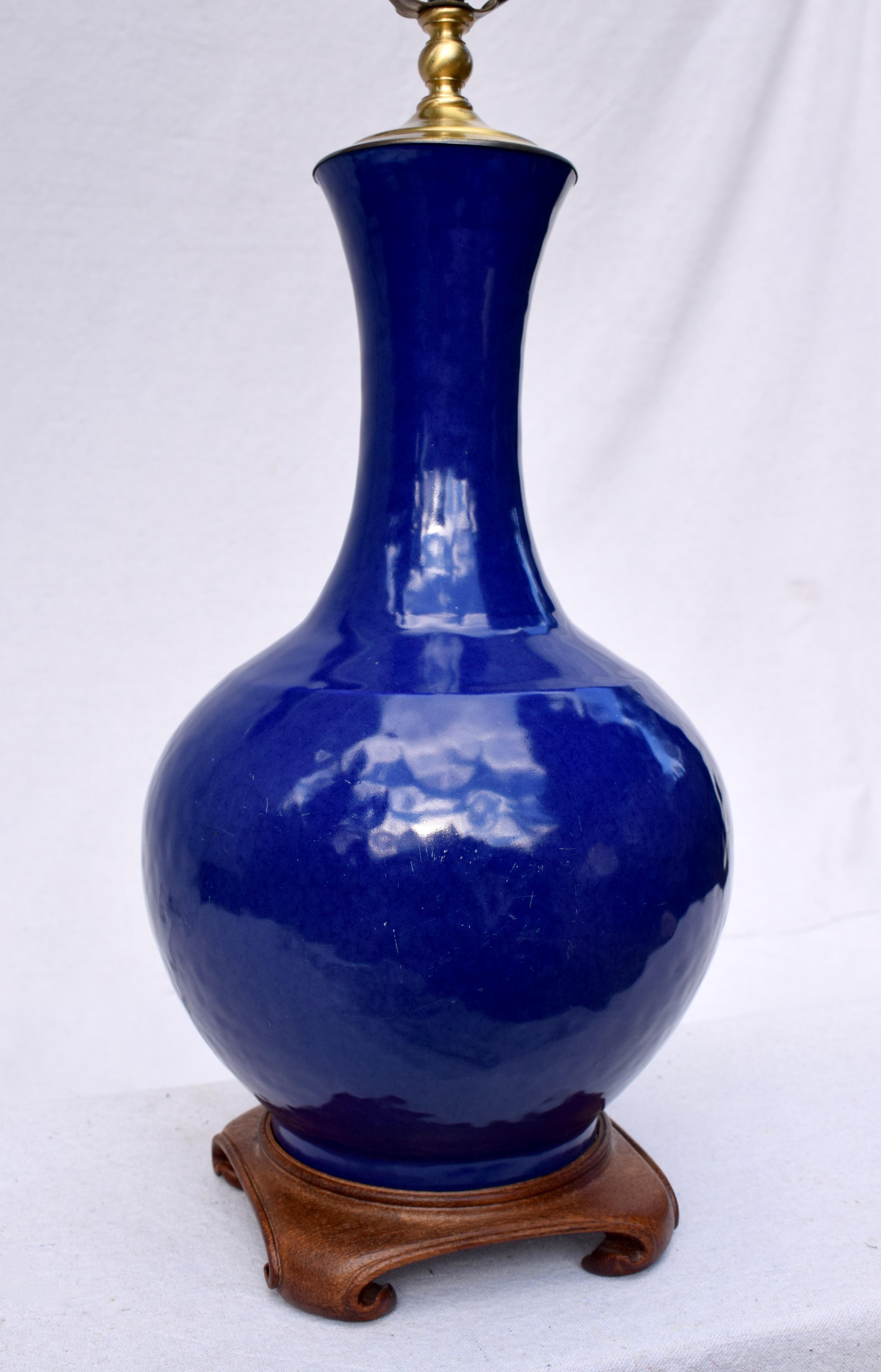 Chinois Lampe de bureau chinoise ancienne en forme de bouteille en porcelaine bleu cobalt en vente