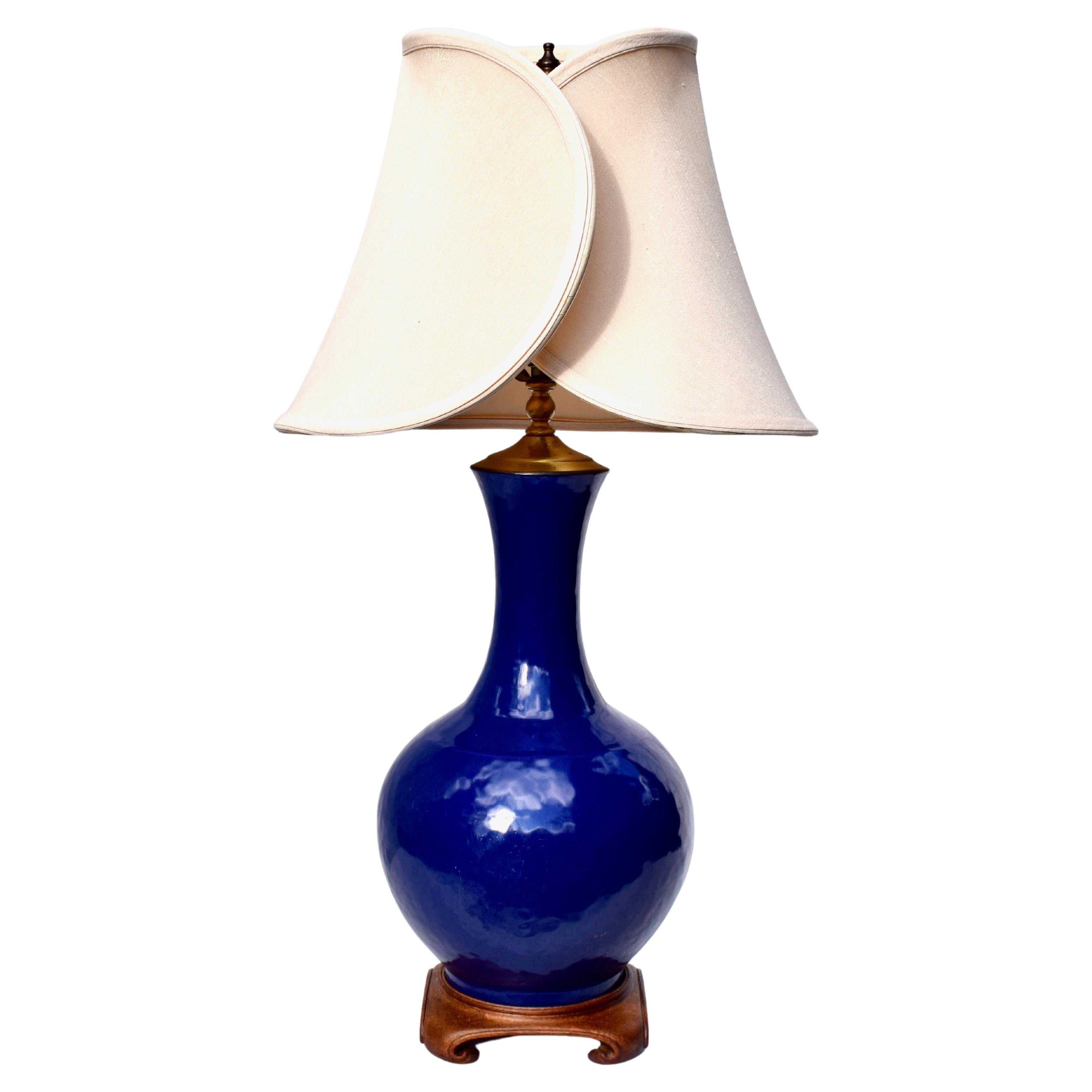 Lampe de bureau chinoise ancienne en forme de bouteille en porcelaine bleu cobalt