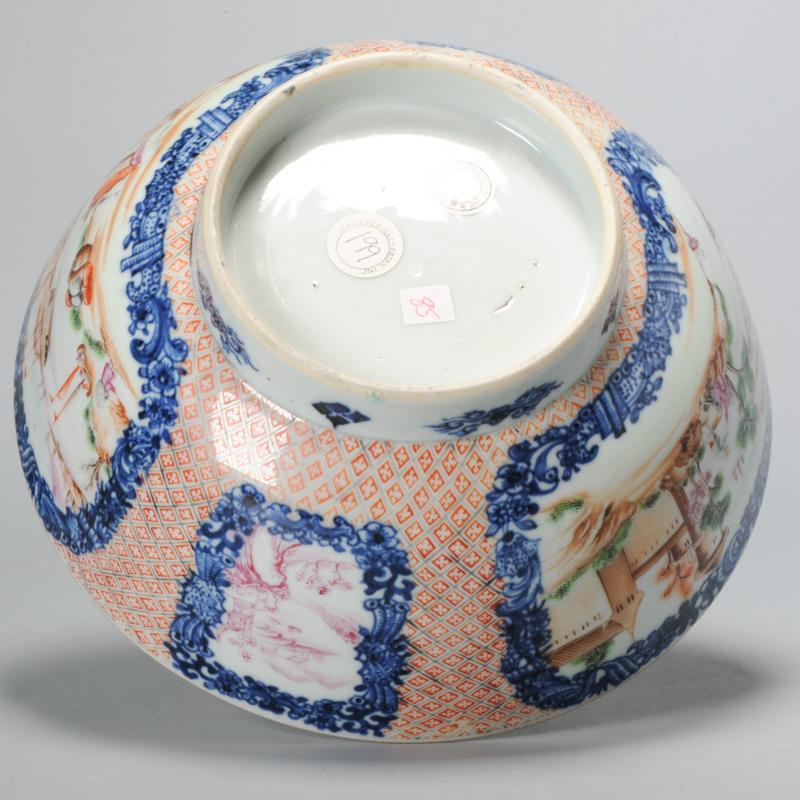 Chinois Bol ancien en porcelaine chinoise avec une scène de port, 18ème siècle en vente