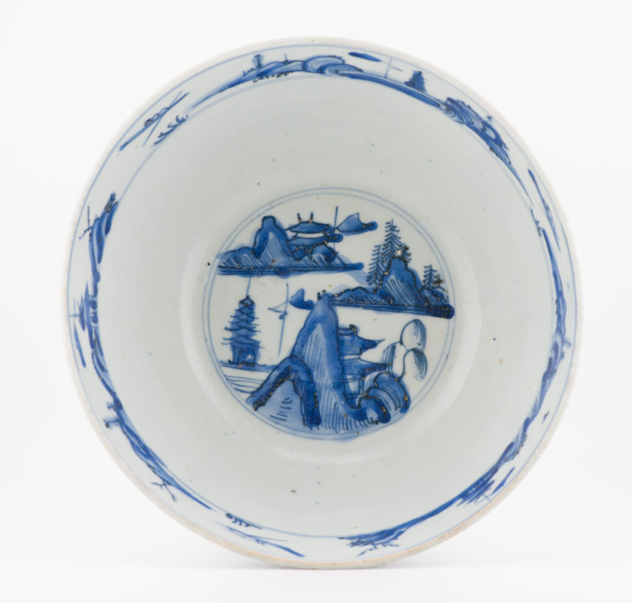 Lovely decorated piece. A rare type with landscape
China Jingdezhen kilns
Ming Dynastie, Jiajing or Wanli Reign
Provenance:
– Private collection Netherlands

Additional information:
Material: Porcelain & Pottery 
Region of Origin: China 
Emperor: