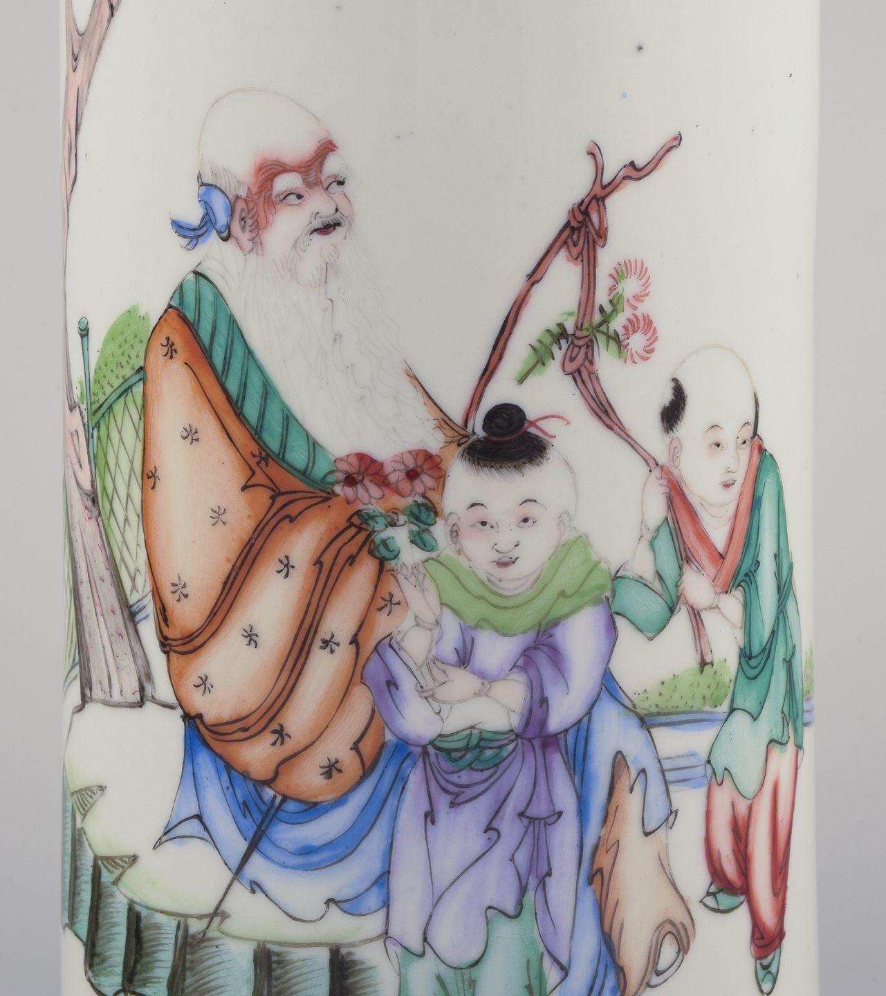 Pre-owned goods are exempt from import duties for U.S. customers. 
Therefore, no import tariffs will be applicable to your purchase.

Antique Chinese porcelain brush holder.
Motif of figures in a landscape.
Hand-painted. 19 c.
Signed.
Excellent