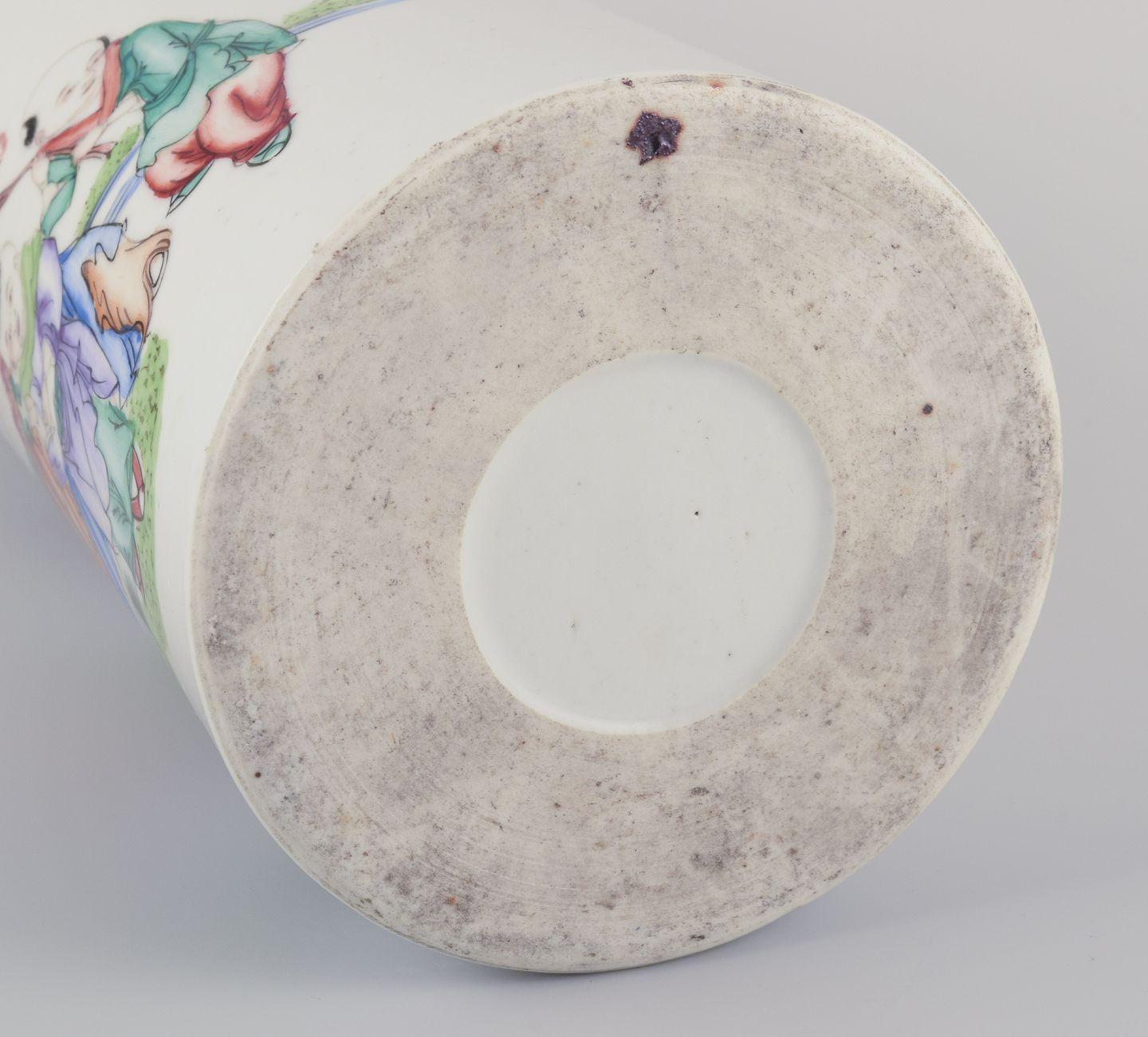Antique Chinese porcelain brush holder. 19th C. For Sale 1
