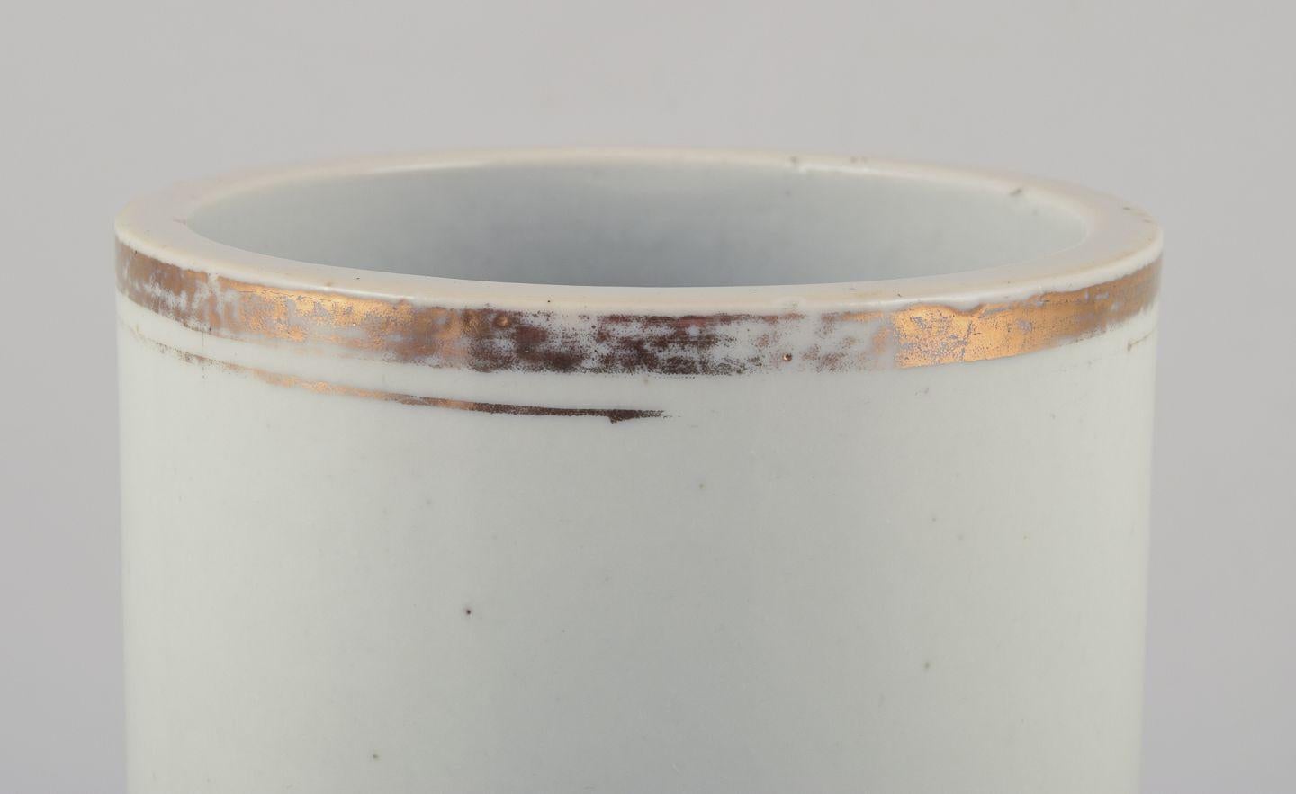 Antique Chinese porcelain brush holder with a motif of figures in a landscape. For Sale 1