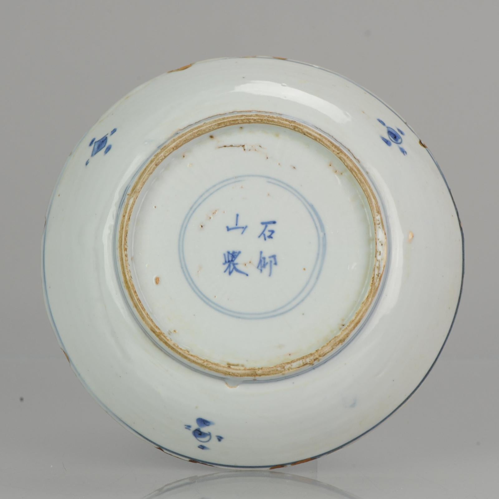 Ravissante et rare assiette en porcelaine chinoise du début du 17e siècle.

Scène centrale représentant le célèbre Shou Lao, dieu de la longévité, volant sur une grue parmi les nuages.
Devant lui se trouvent les 8 immortels avec leurs attributs