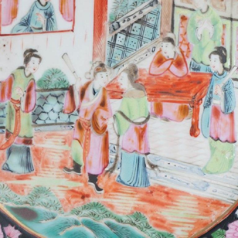 Antico piatto in porcellana cinese cantonese con figure Qing Daoguang, XIX sec. In condizioni buone in vendita a Amsterdam, Noord Holland