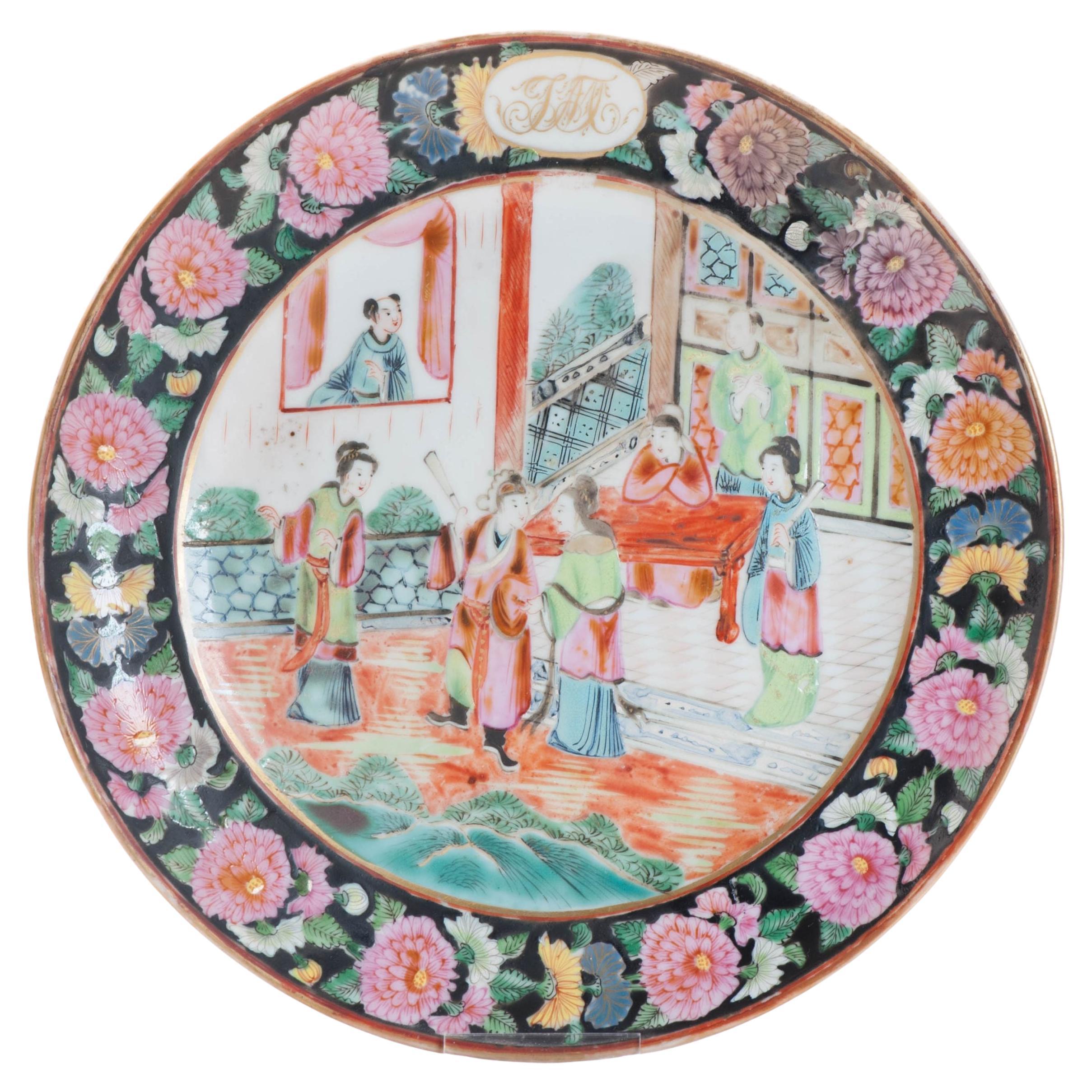 Antiguo Plato de Porcelana China Cantonesa con Figuras Conmemorativas Qing Daoguang, Siglo XIX