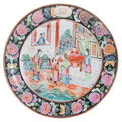 Antiguo Plato de Porcelana China Cantonesa con Figuras Conmemorativas Qing Daoguang, Siglo XIX