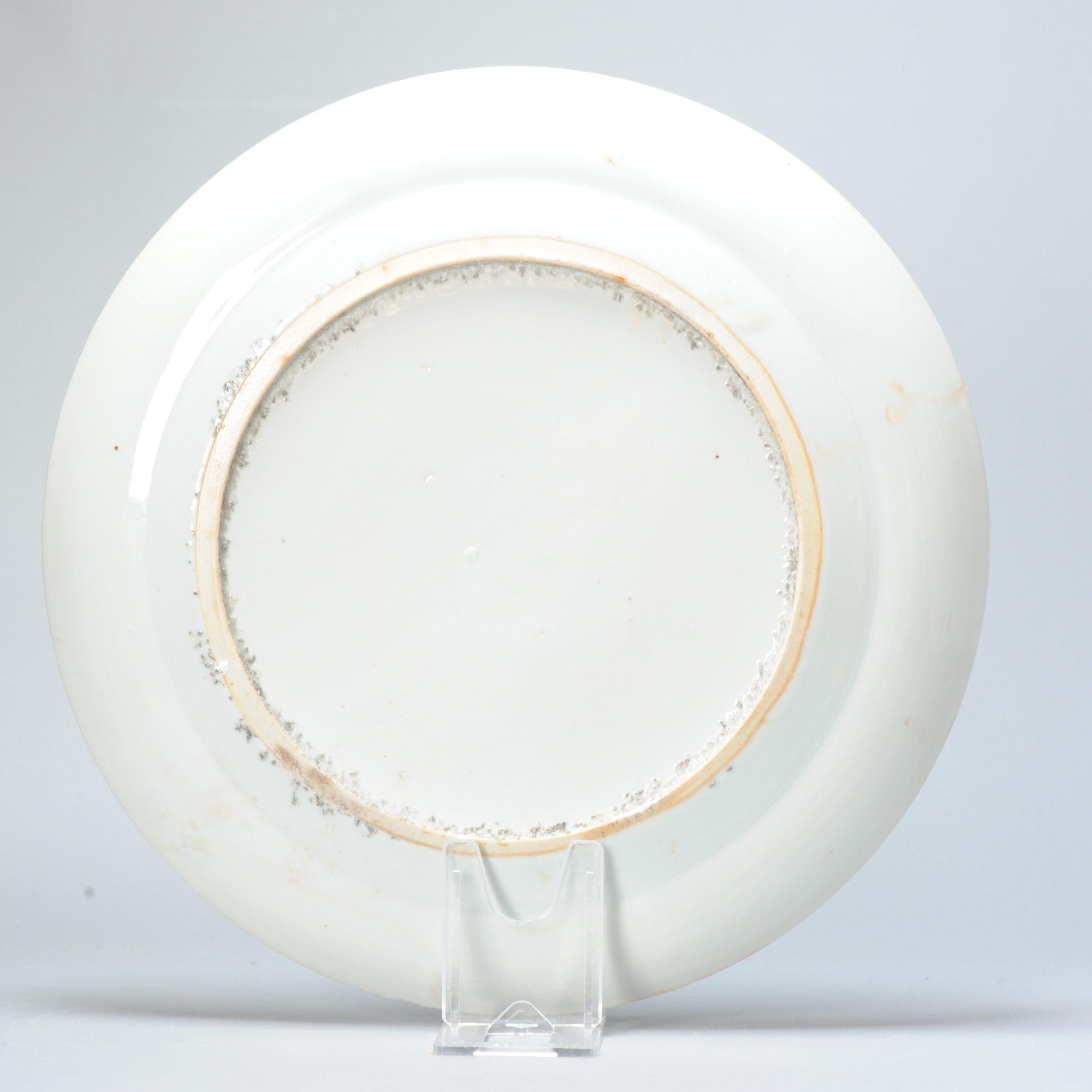 Antiguo Plato Cantonés de Porcelana China Figuras y Paisaje, Siglo XIX en Bueno estado para la venta en Amsterdam, Noord Holland