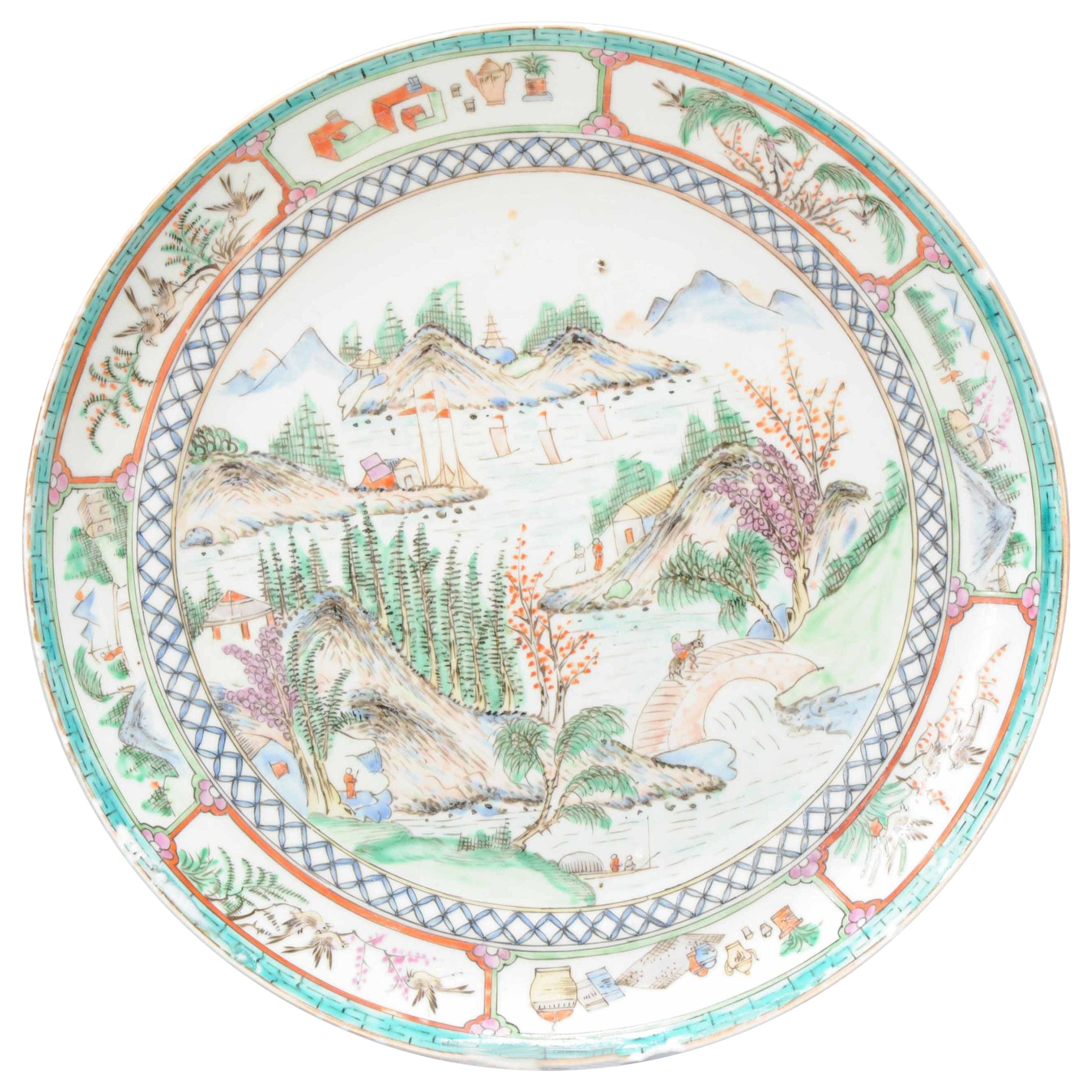 Antico piatto cinese di porcellana cantonese con figure e paesaggio, XIX secolo