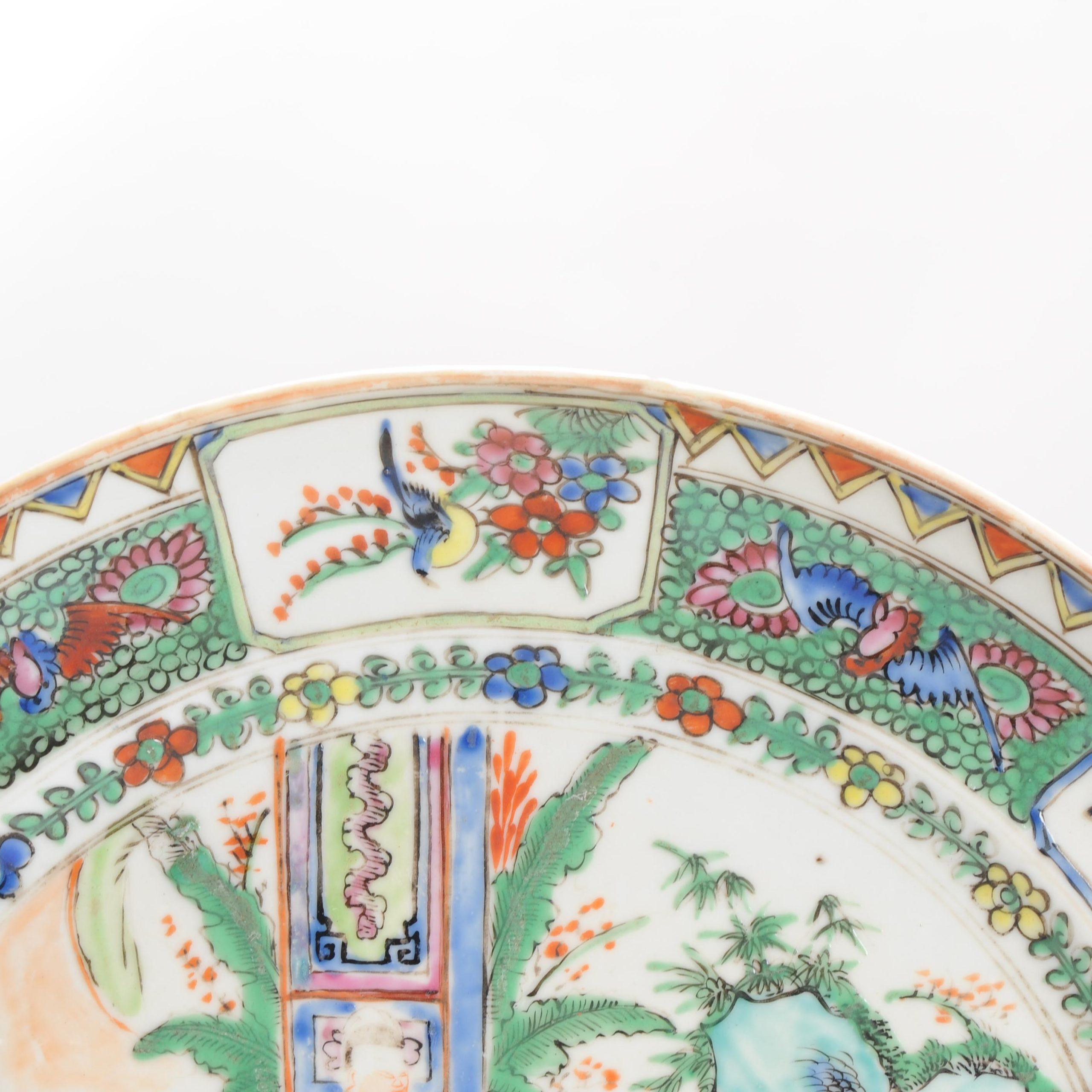 Bel piatto cantonese splendidamente dipinto con molte figure, fiori e animali altamente dettagliati.

Informazioni aggiuntive:
Materiale: Porcellana e ceramica
Regione di origine: Cina
Periodo: xIX secolo
Periodo della dinastia cinese: Qing (1661 -