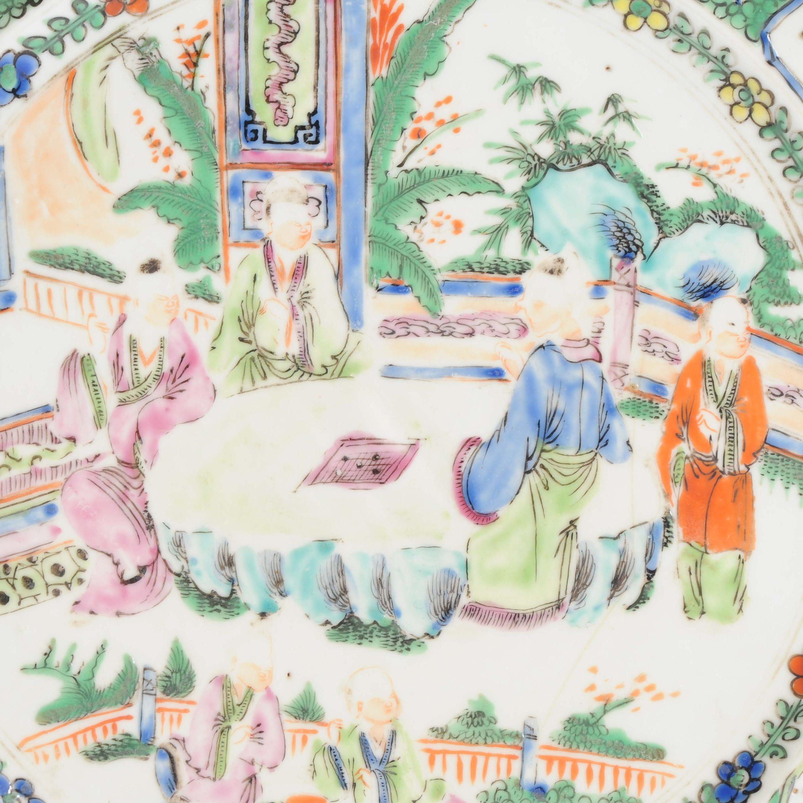 Cinese Antico piatto di porcellana cinese cantonese con figure Qing Daoguang in vendita