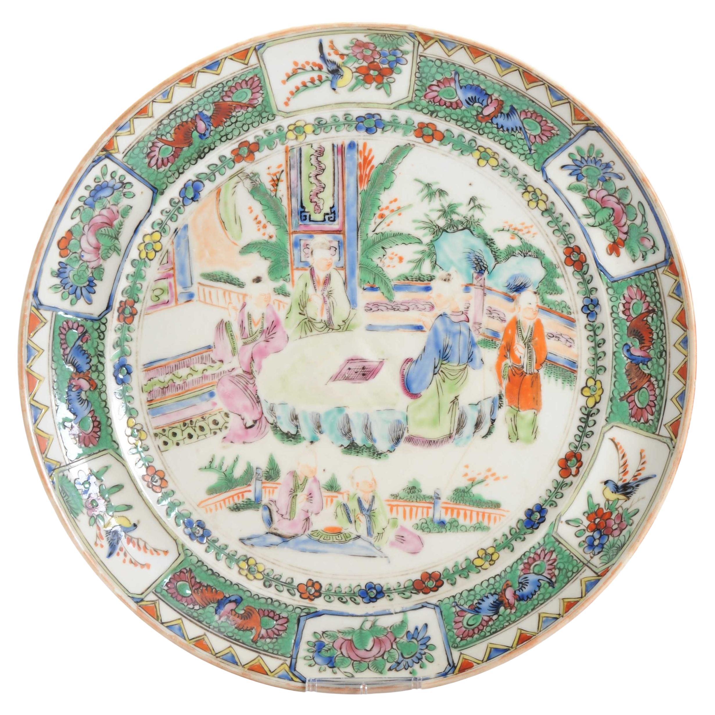 Antico piatto di porcellana cinese cantonese con figure Qing Daoguang
