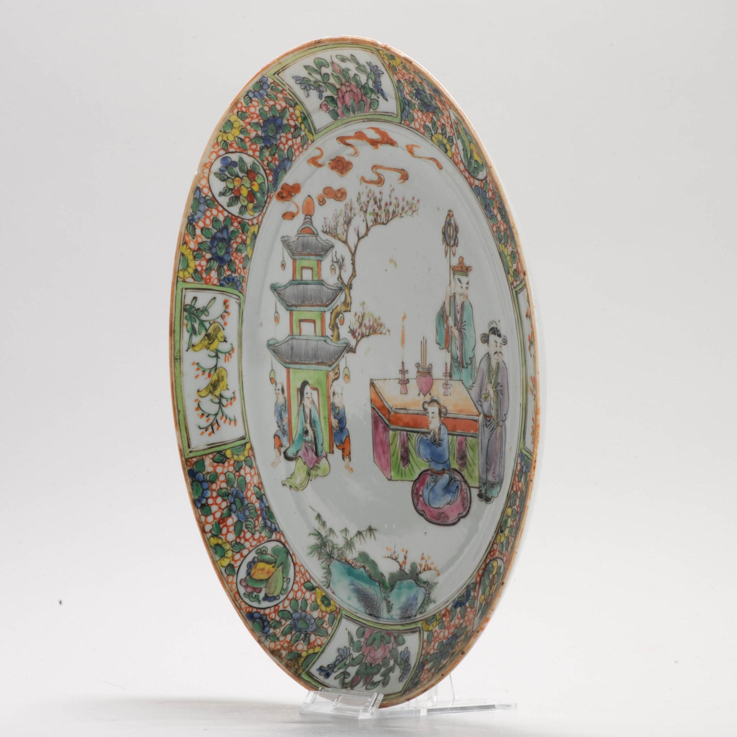 Cinese Antico piatto figurato cinese di porcellana cantonese con figure Qing Guangxu in vendita