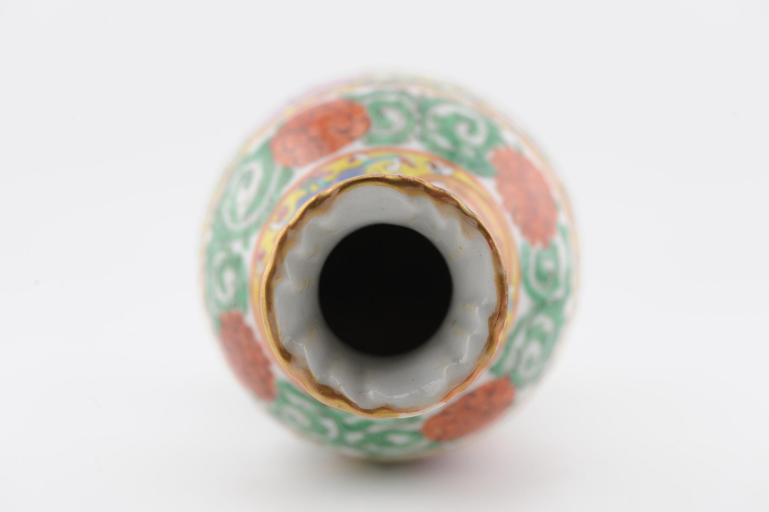 Cinese Antico vaso floreale cinese di porcellana cantonese Qing Daoguang, XIX secolo in vendita