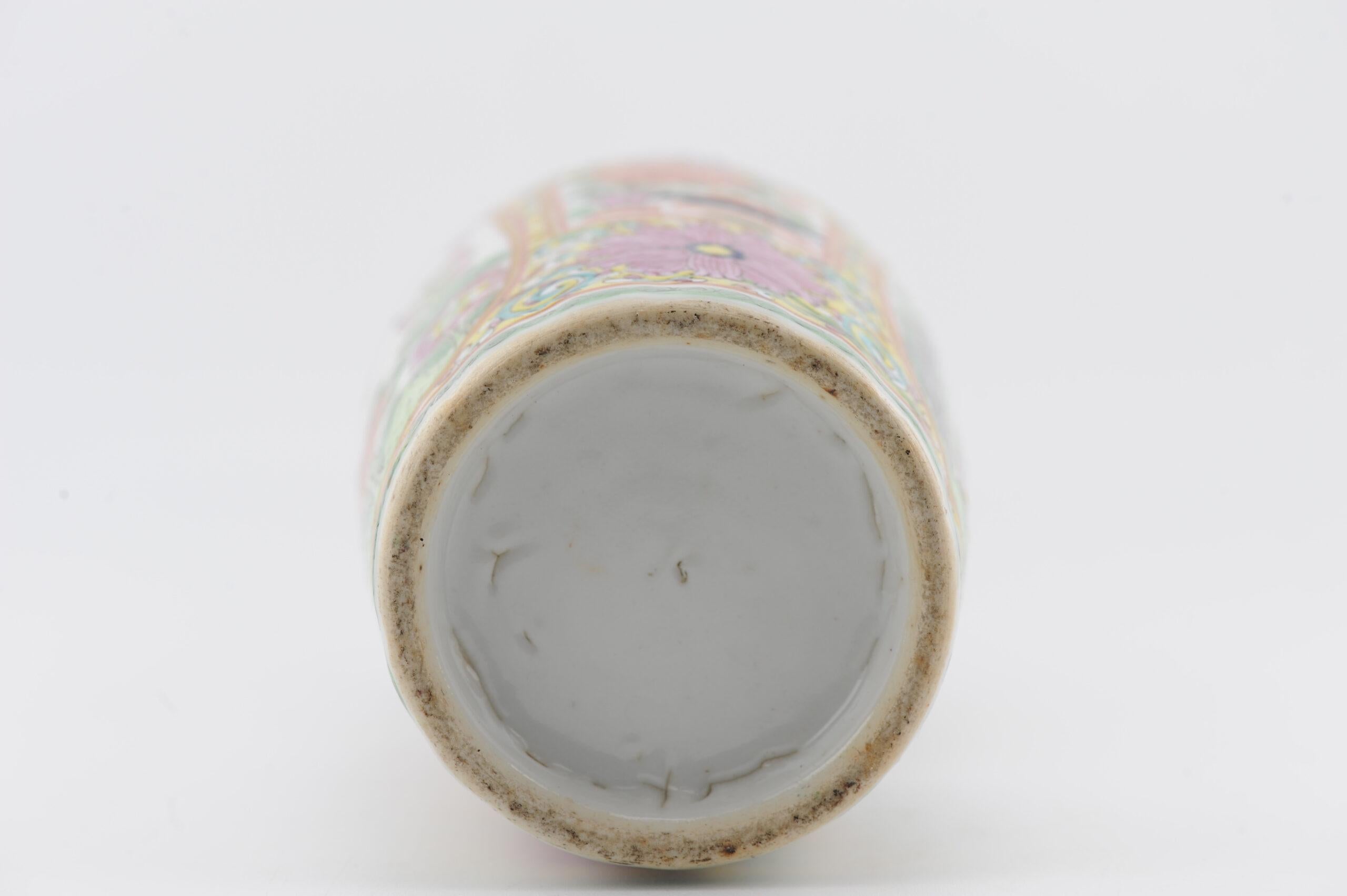Antico vaso floreale cinese di porcellana cantonese Qing Daoguang, XIX secolo In condizioni buone in vendita a Amsterdam, Noord Holland
