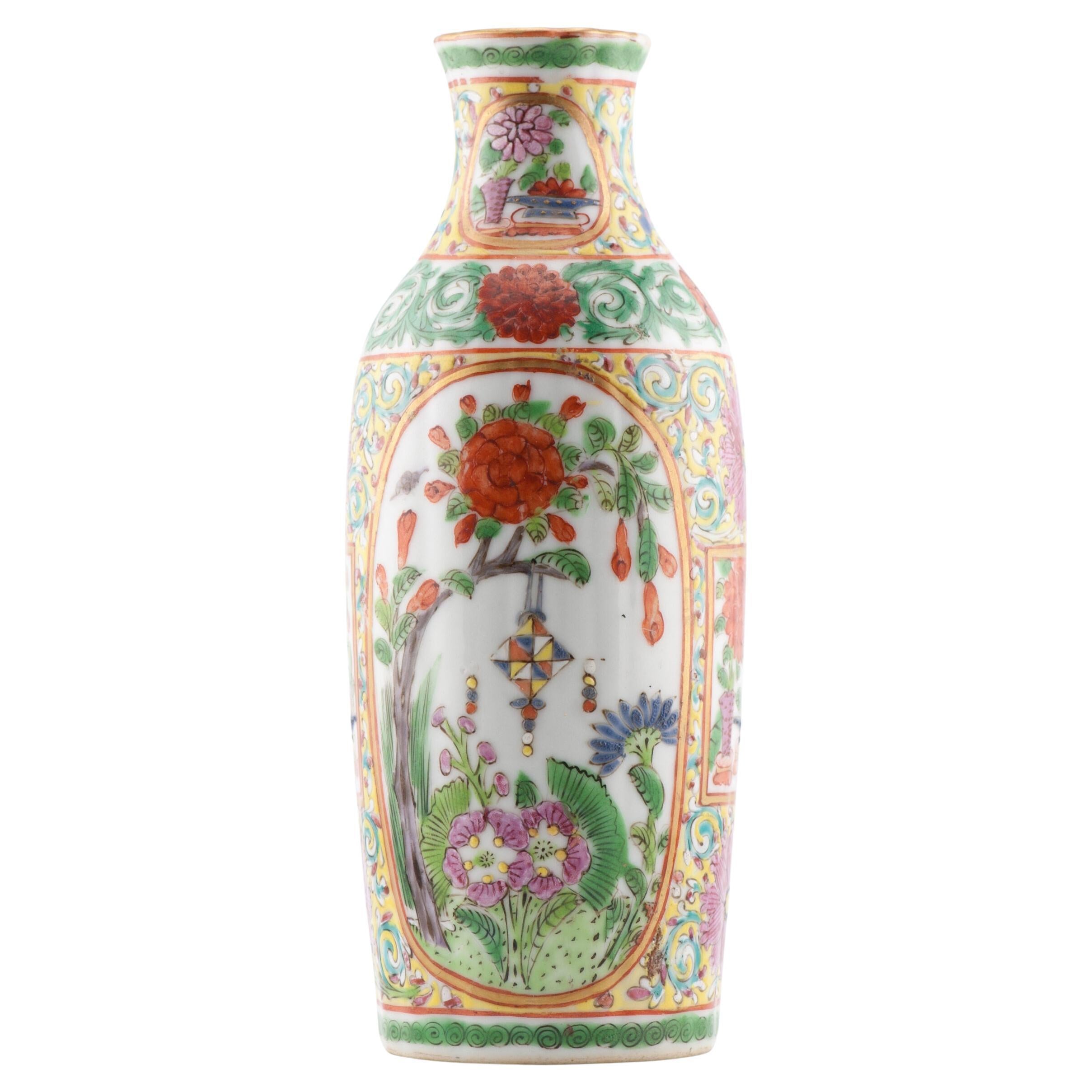Antico vaso floreale cinese di porcellana cantonese Qing Daoguang, XIX secolo