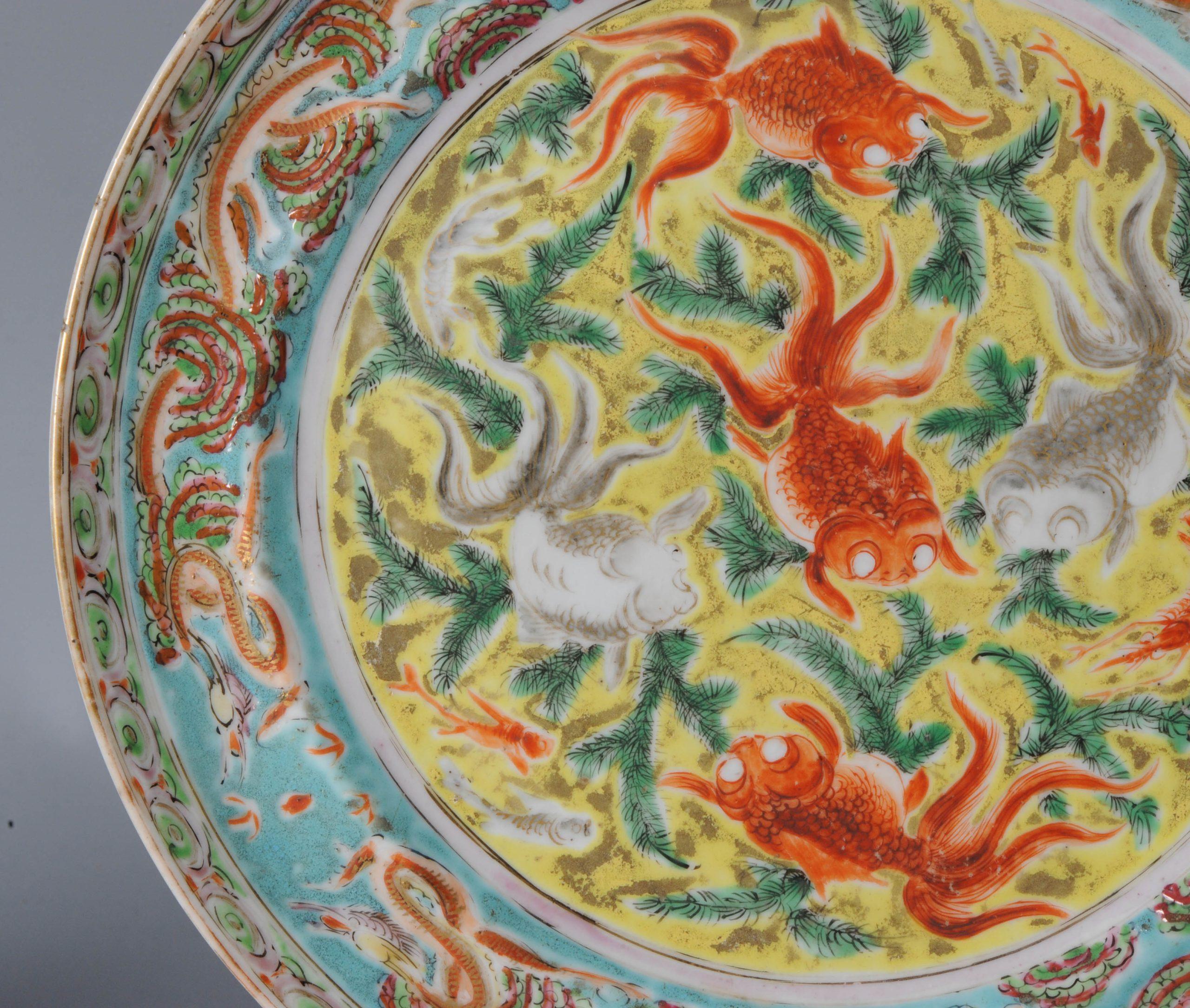 Antique Chinese Porcelain Cantonese Goldfish and Dragon Scene, 19th Century In Good Condition In Amsterdam, Noord Holland