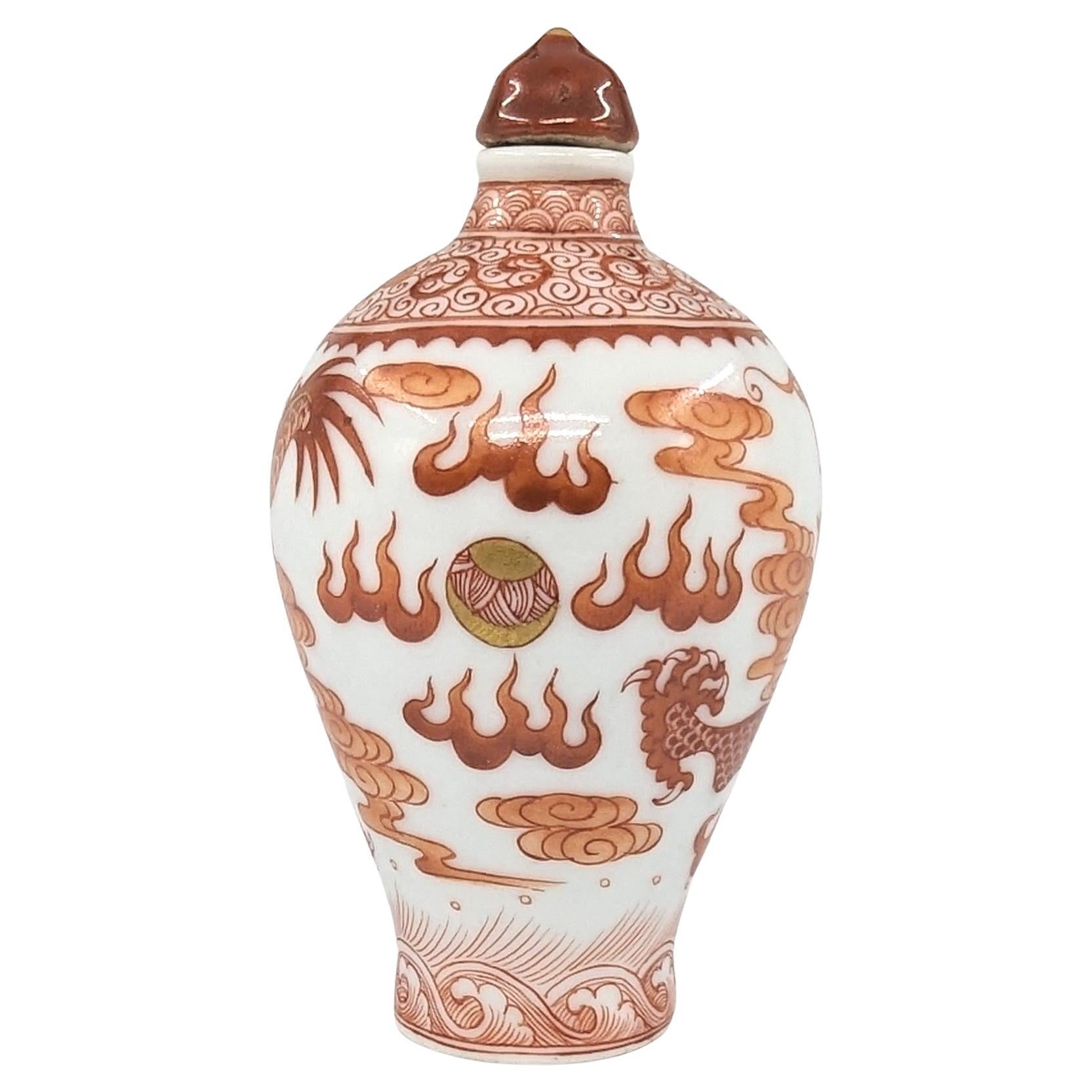 Antike chinesische Porzellan-Schnupftabakflasche aus Eisen mit 5 Krallen und Drachen, Baluster, 19c Qing für Damen oder Herren im Angebot