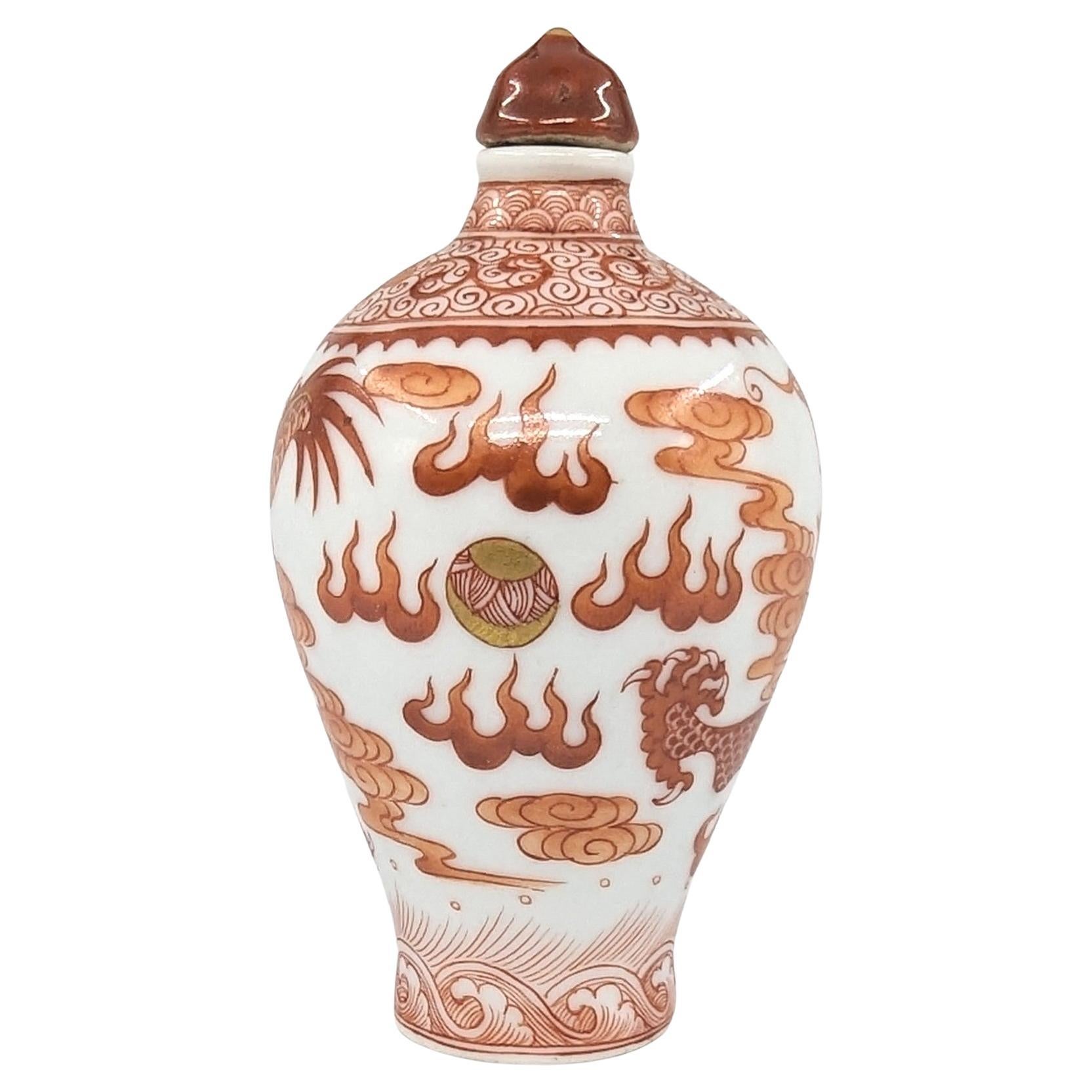 da uomo o donna Antica tabacchiera cinese in porcellana rossa a 5 artigli di drago a balaustro 19c Qing in vendita