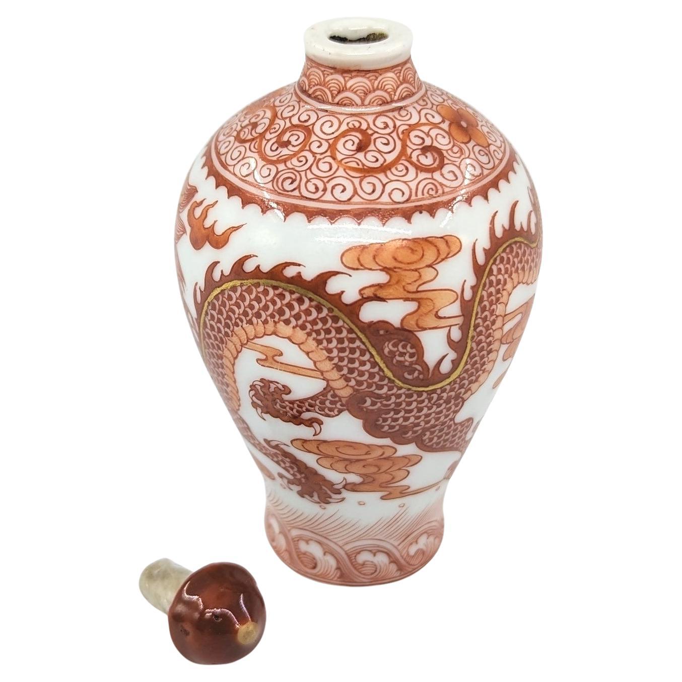 Antike chinesische Porzellan-Schnupftabakflasche aus Eisen mit 5 Krallen und Drachen, Baluster, 19c Qing im Angebot 1