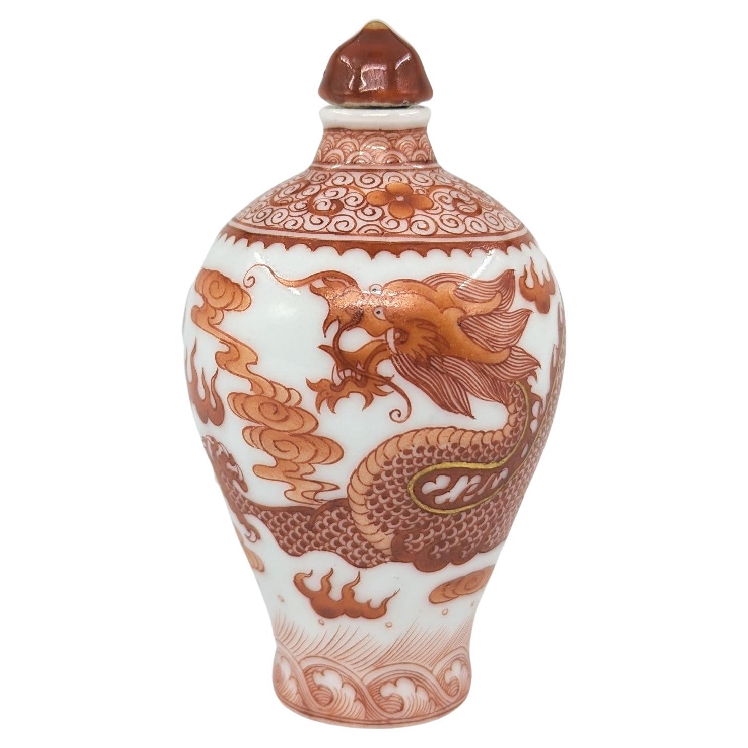Antike chinesische Porzellan-Schnupftabakflasche aus Eisen mit 5 Krallen und Drachen, Baluster, 19c Qing im Angebot