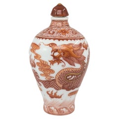 Bouteille de manchette en porcelaine chinoise rouge à 5 griffes et dragon balustre 19c Qing