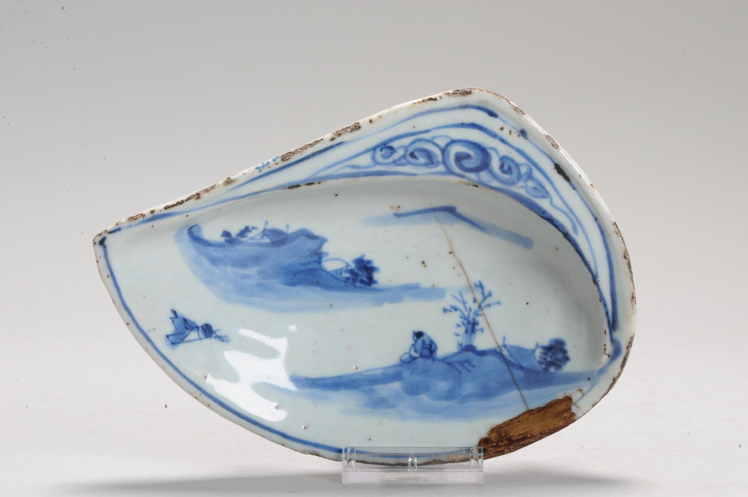 This is a very nice antique Chinese porcelain dish, dating back to the early 17th century and made for the Japanese market, Kosometsuke. The dish features a beautiful underglaze blue decoration with a central motif of a Literatus in a landscape