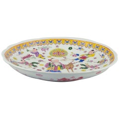 Antique Chinese porcelain dish. Hand-painted in polychrome glaze. 19th C.