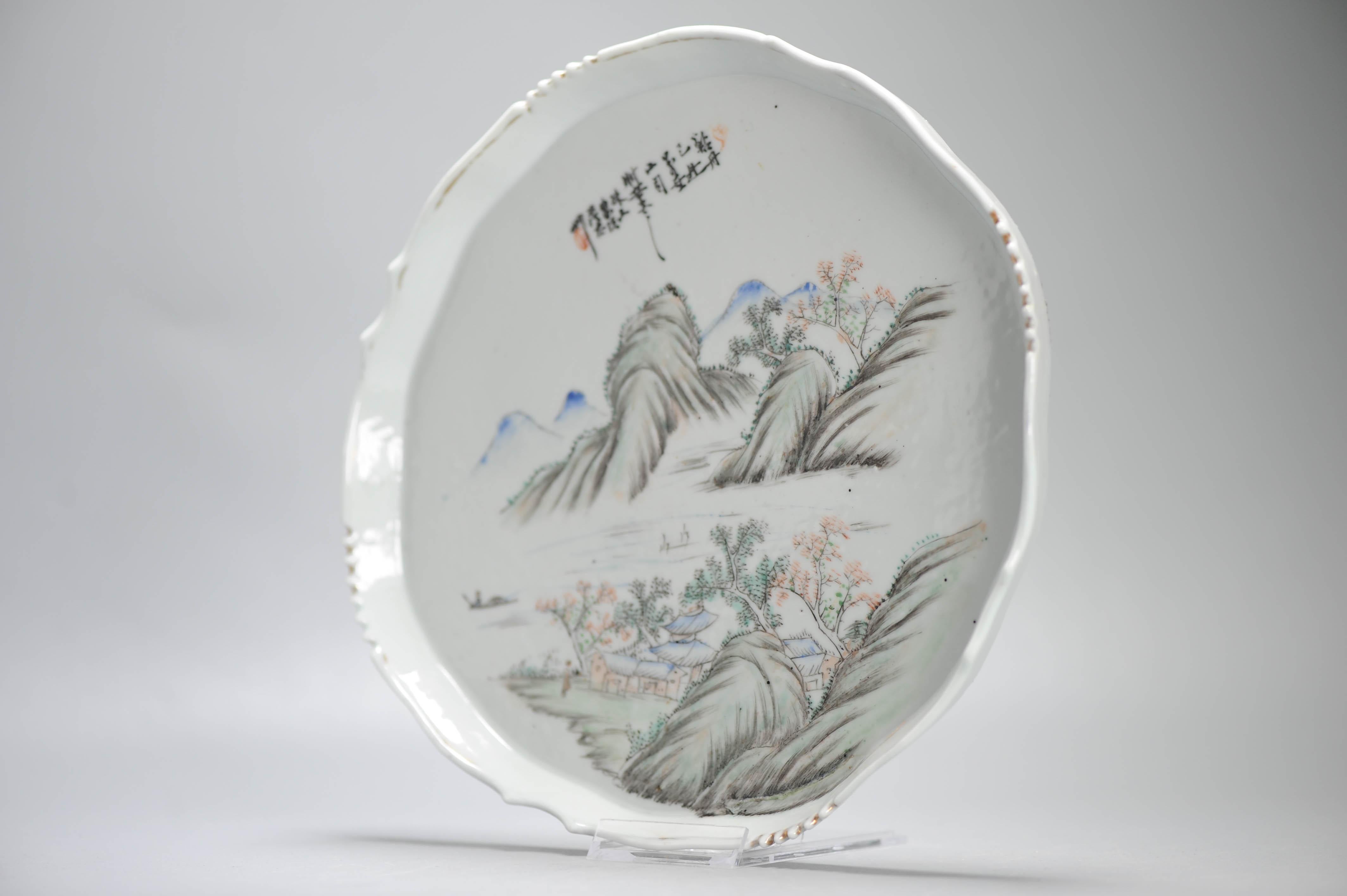 Magnifique plat ancien en porcelaine chinoise de la fin de la période Qing ou de la République avec une jolie décoration peinte à la main d'un paysage.
Il y a un cachet à la base qui a été décoloré par le lavage de l'article.

Superbe accroche pour