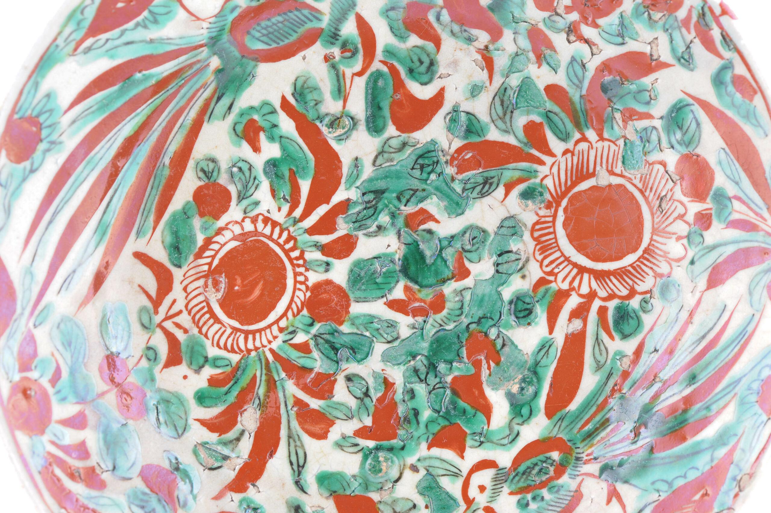 Un grande piatto ben decorato del 1600-1630 circa.
I lati arrotondati e robusti del vaso, che si innalzano da un breve piede affusolato fino al bordo estroflesso, sono decorati in rosso e verde con una scena floreale e uccelli, probabilmente