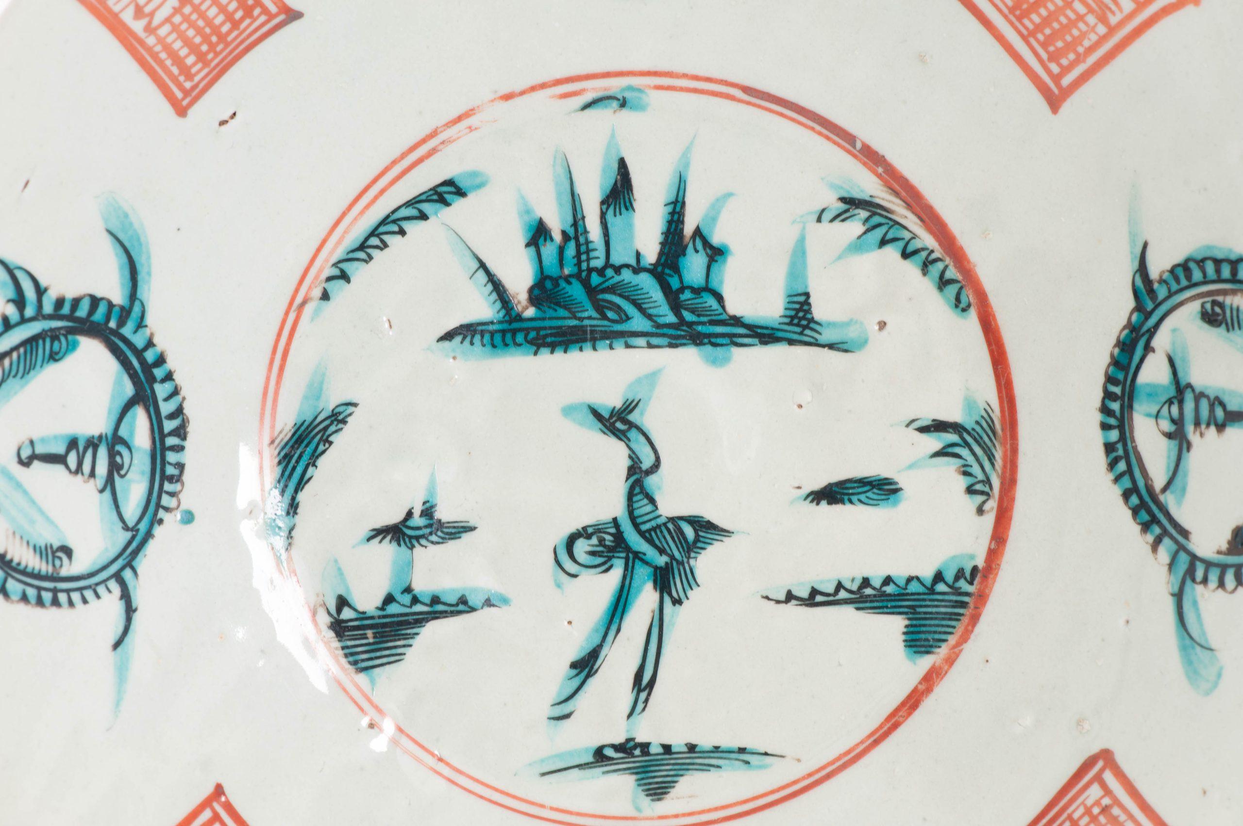 Un grand plat très joliment décoré datant d'environ 1600.
Les côtés arrondis à pot robuste s'élèvent d'un pied court et effilé à un bord évasé, brillamment décoré en turquoise d'un médaillon entourant une scène de paysage avec au centre une belle
