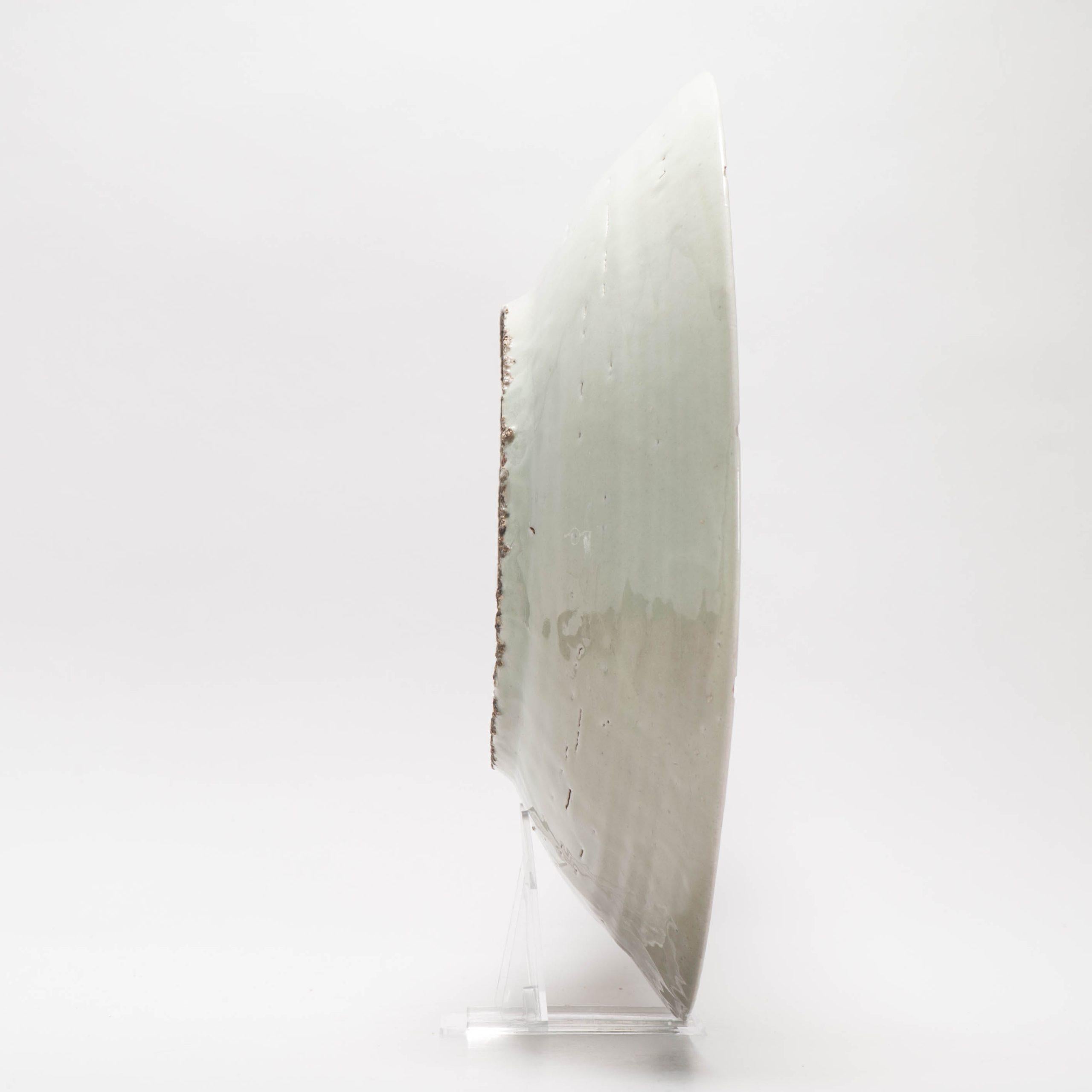 Chinois Ancien plat en porcelaine chinoise émaillé d'un paysage de Swatow et d'une grue, 16/17e siècle en vente
