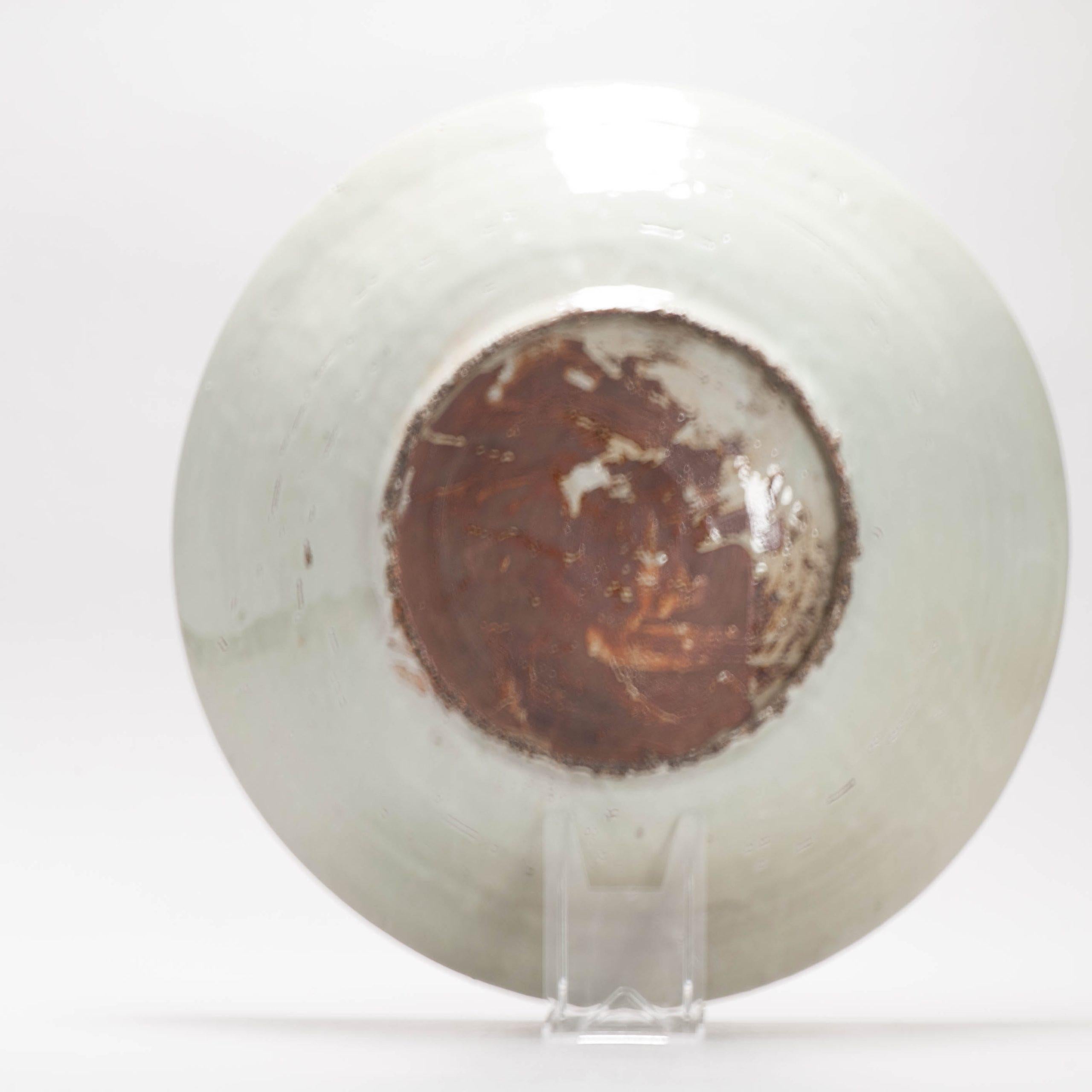 Ancien plat en porcelaine chinoise émaillé d'un paysage de Swatow et d'une grue, 16/17e siècle Bon état - En vente à Amsterdam, Noord Holland