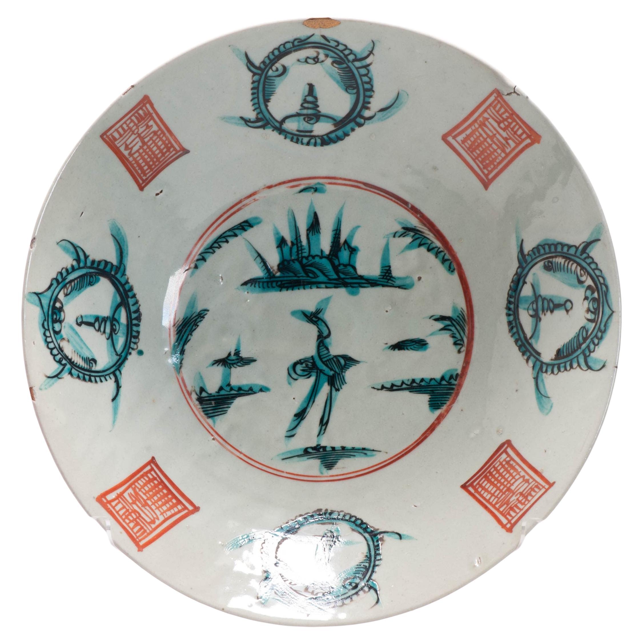 Plato antiguo de porcelana china Swatow Paisaje Grulla Esmaltada, Siglo XVI-XVII