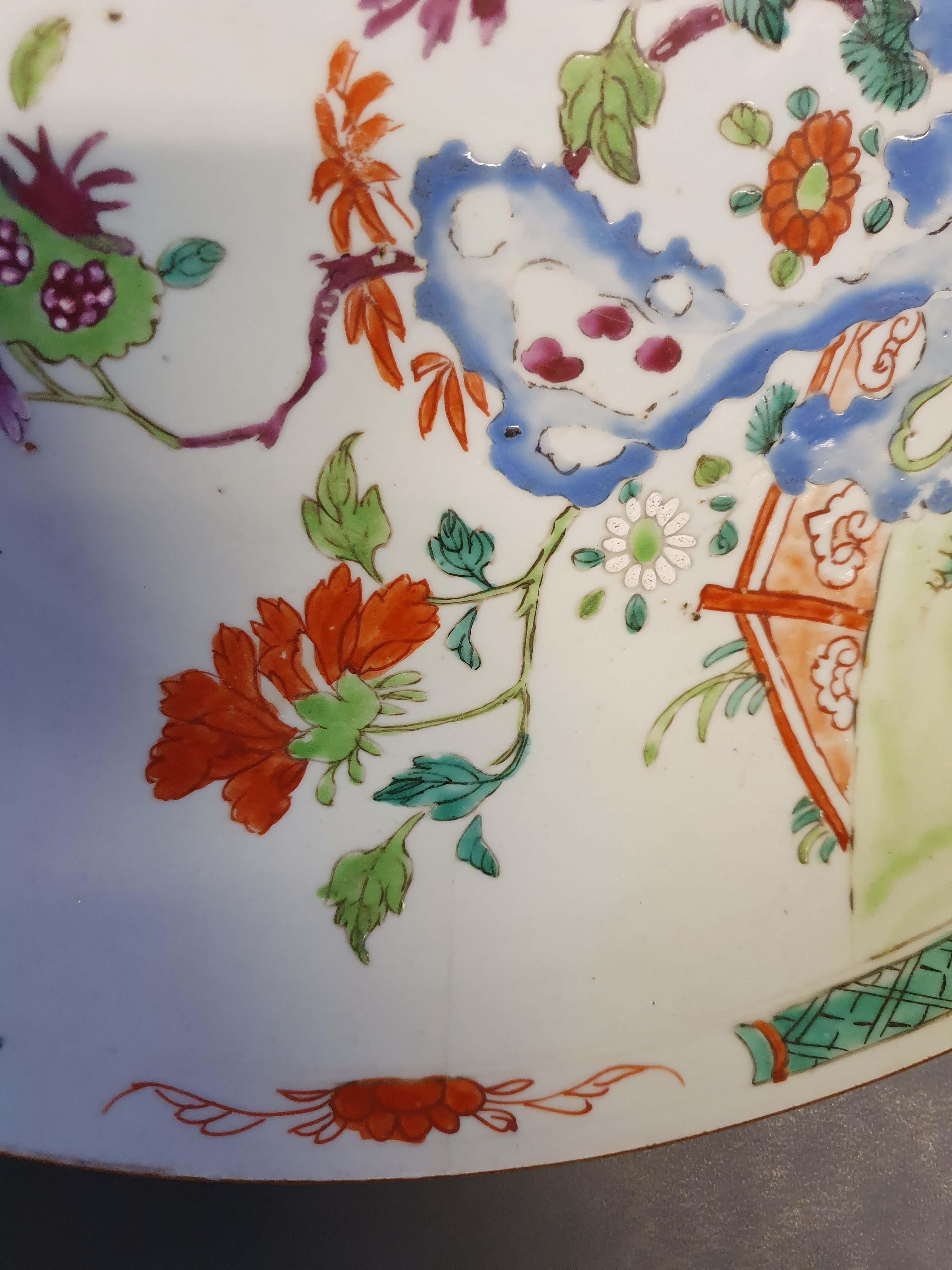Antike chinesische Porzellan Famille Rose Charger Southeast Asia Bencharong, 18. C. im Zustand „Gut“ im Angebot in Amsterdam, Noord Holland