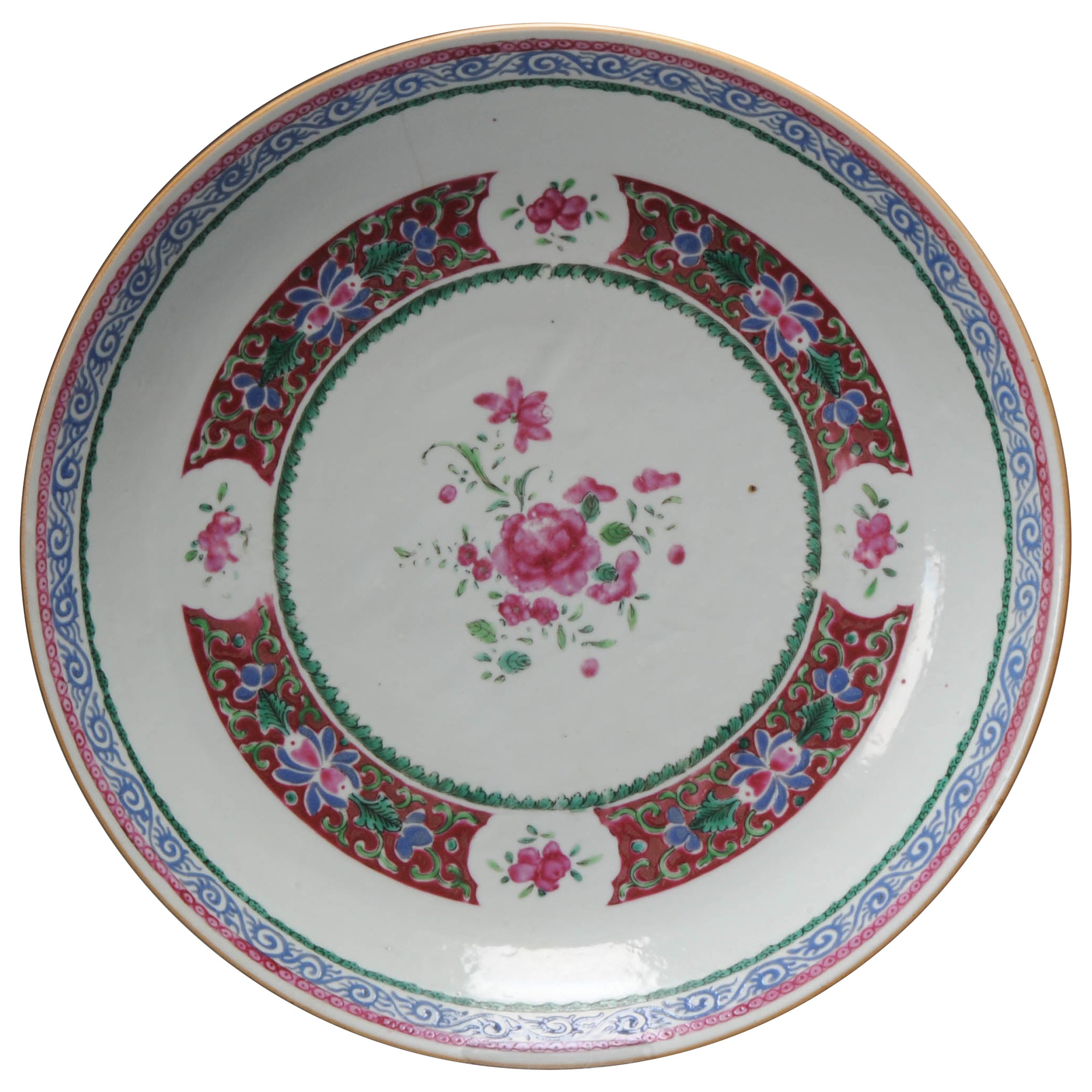 Antique chargeur en porcelaine chinoise de la famille rose Southeast Asia Bencharong, 18th C.