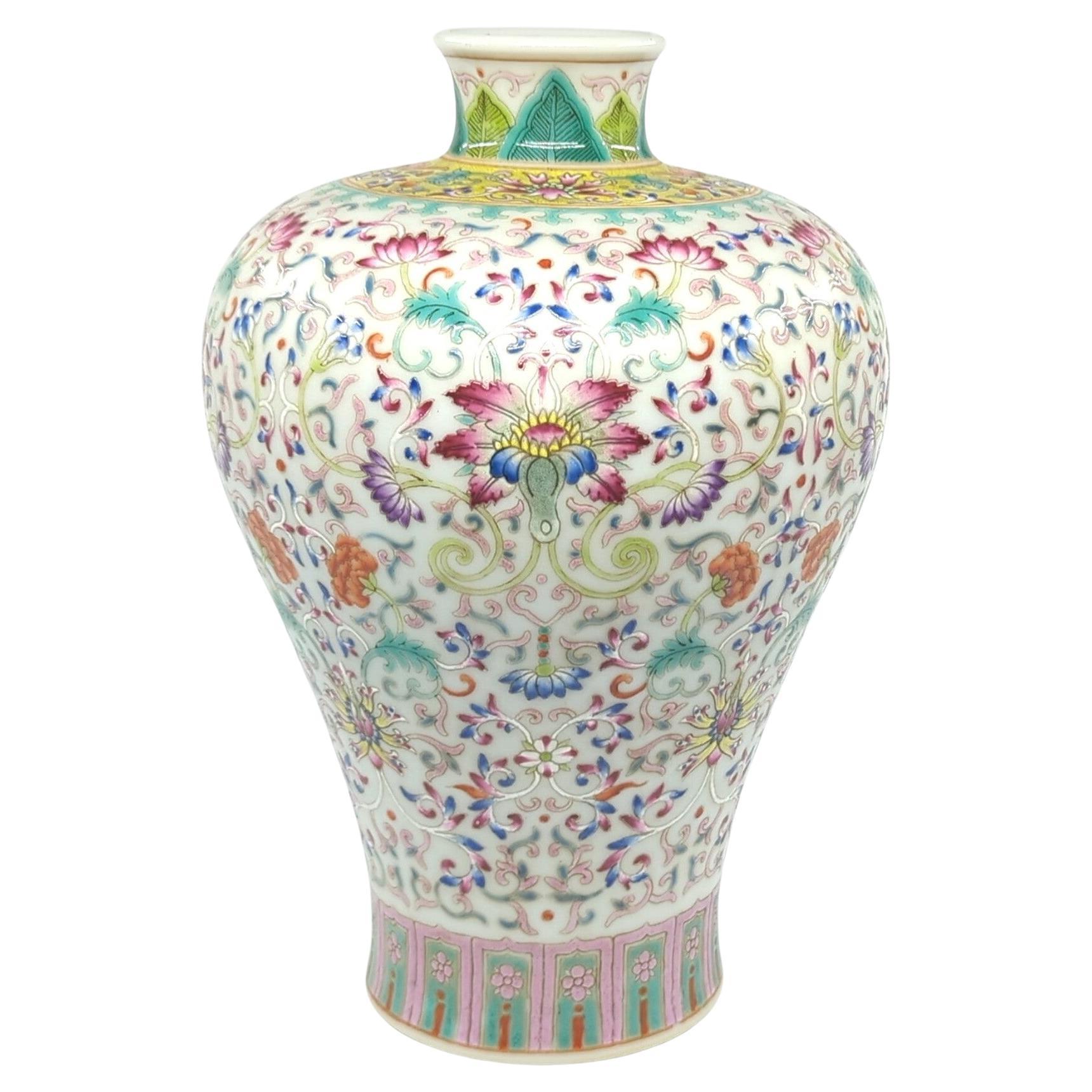 Porcelaine chinoise ancienne Famille Rose Fencai Meiping volutes florales début 20e siècle