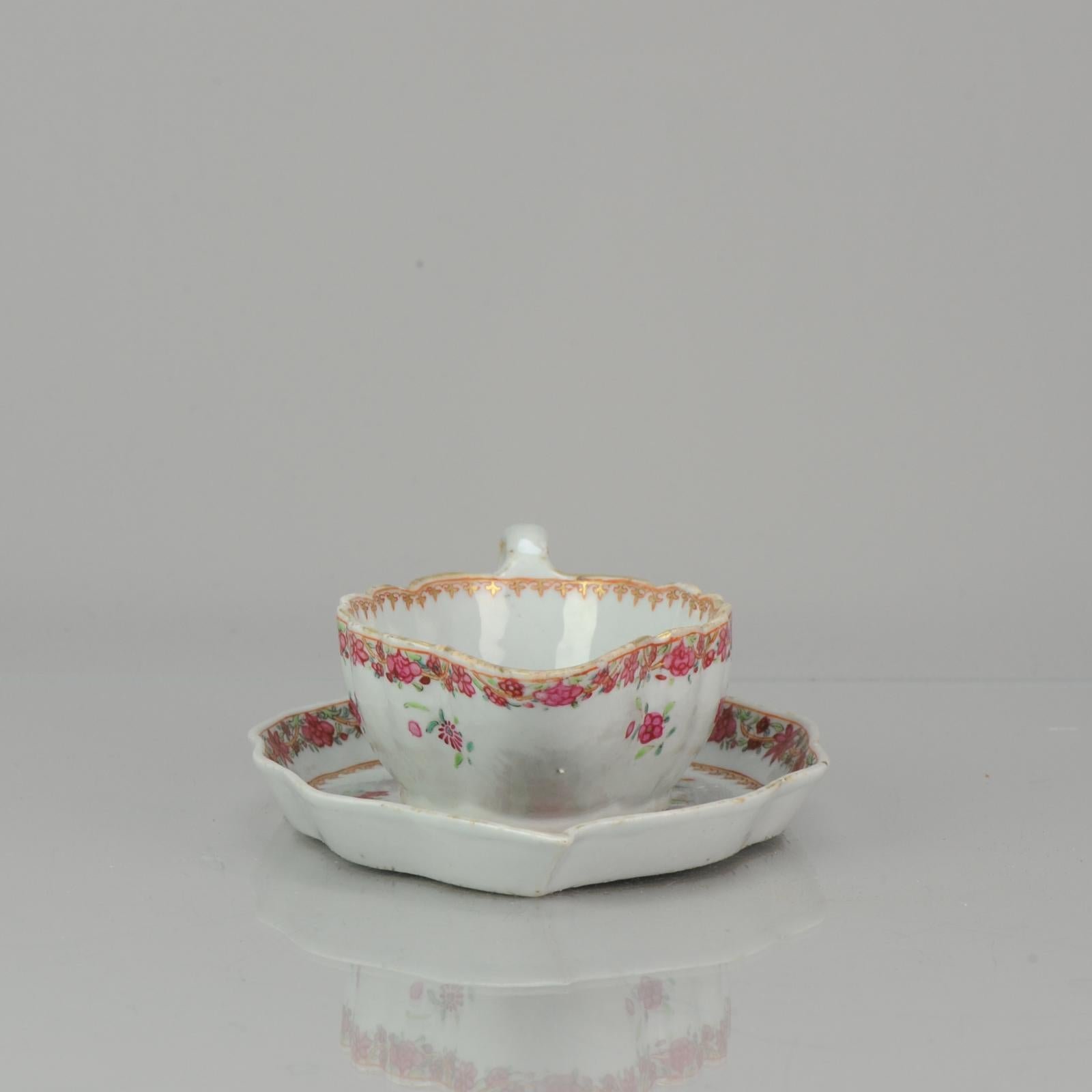Antique Chinese Porcelain Famille Rose Qianlong Leaf Sauceboat Bowl, 18th Cen In Good Condition For Sale In Amsterdam, Noord Holland
