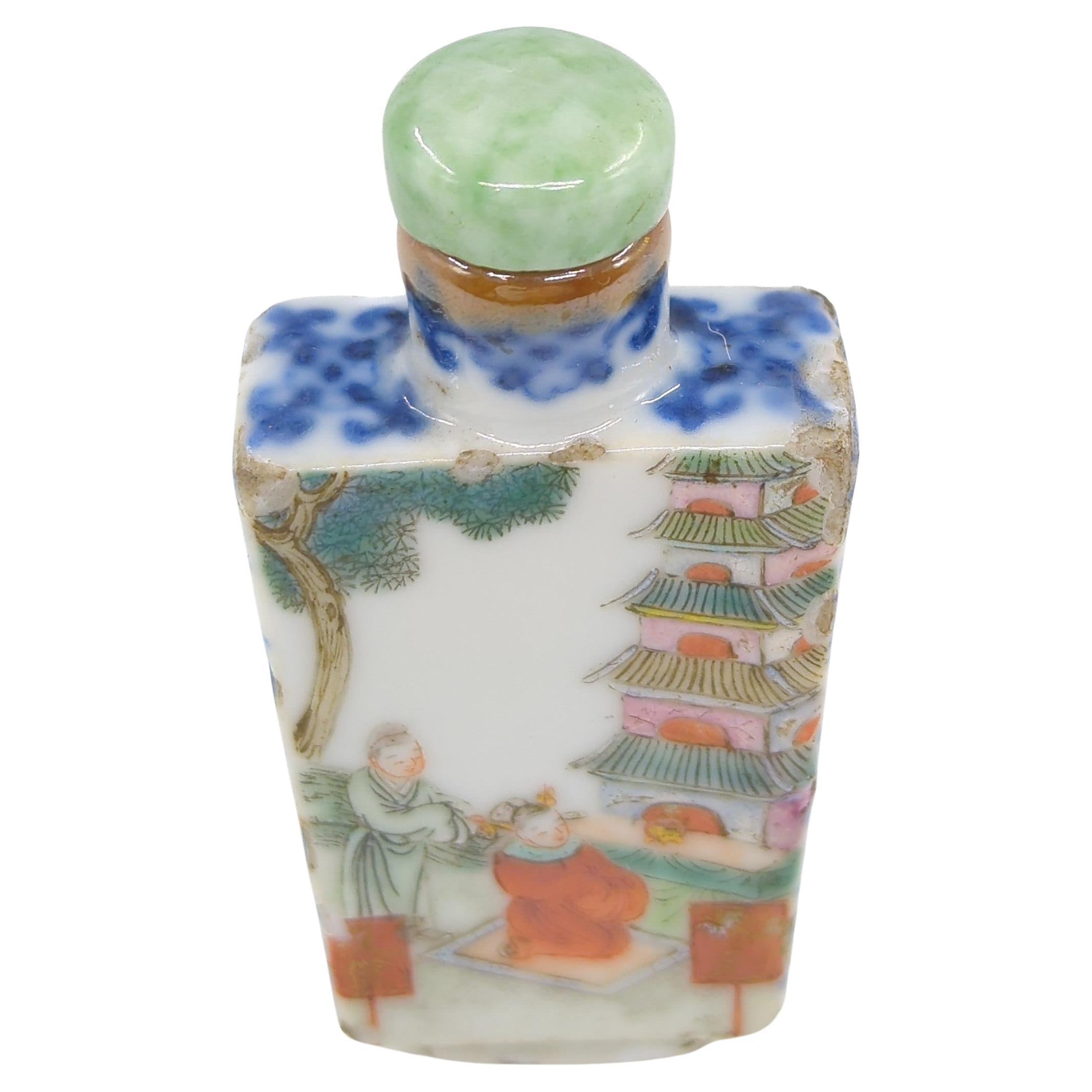 Antike chinesische Famille-Rose-Schnupftabakflasche aus Porzellan, Pagode Qing Jiaqing Mark 19c (Qing-Dynastie) im Angebot
