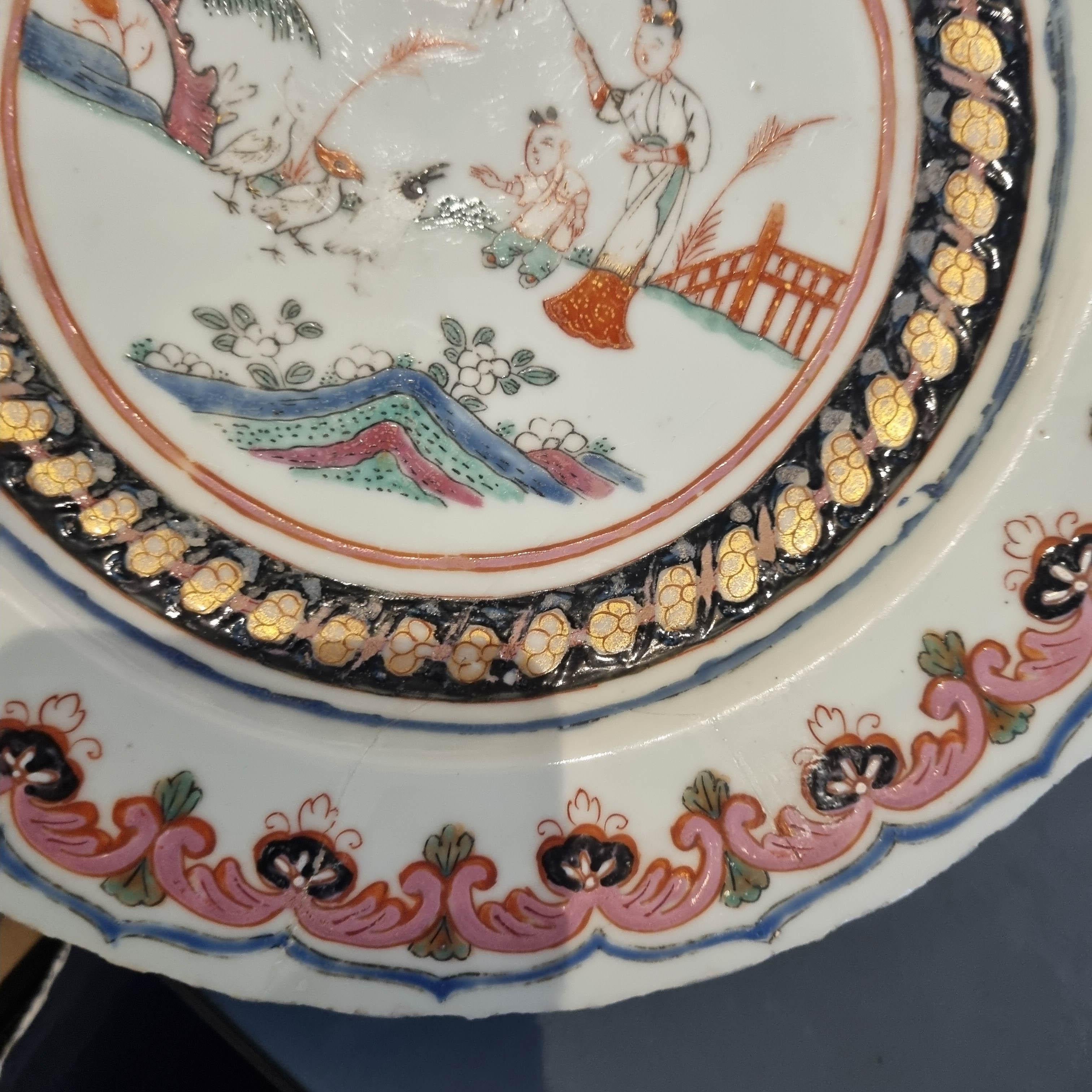 Antique Chinese Porcelain Famille Rose Yongzheng/Qianlong Dame au Parasol For Sale 10